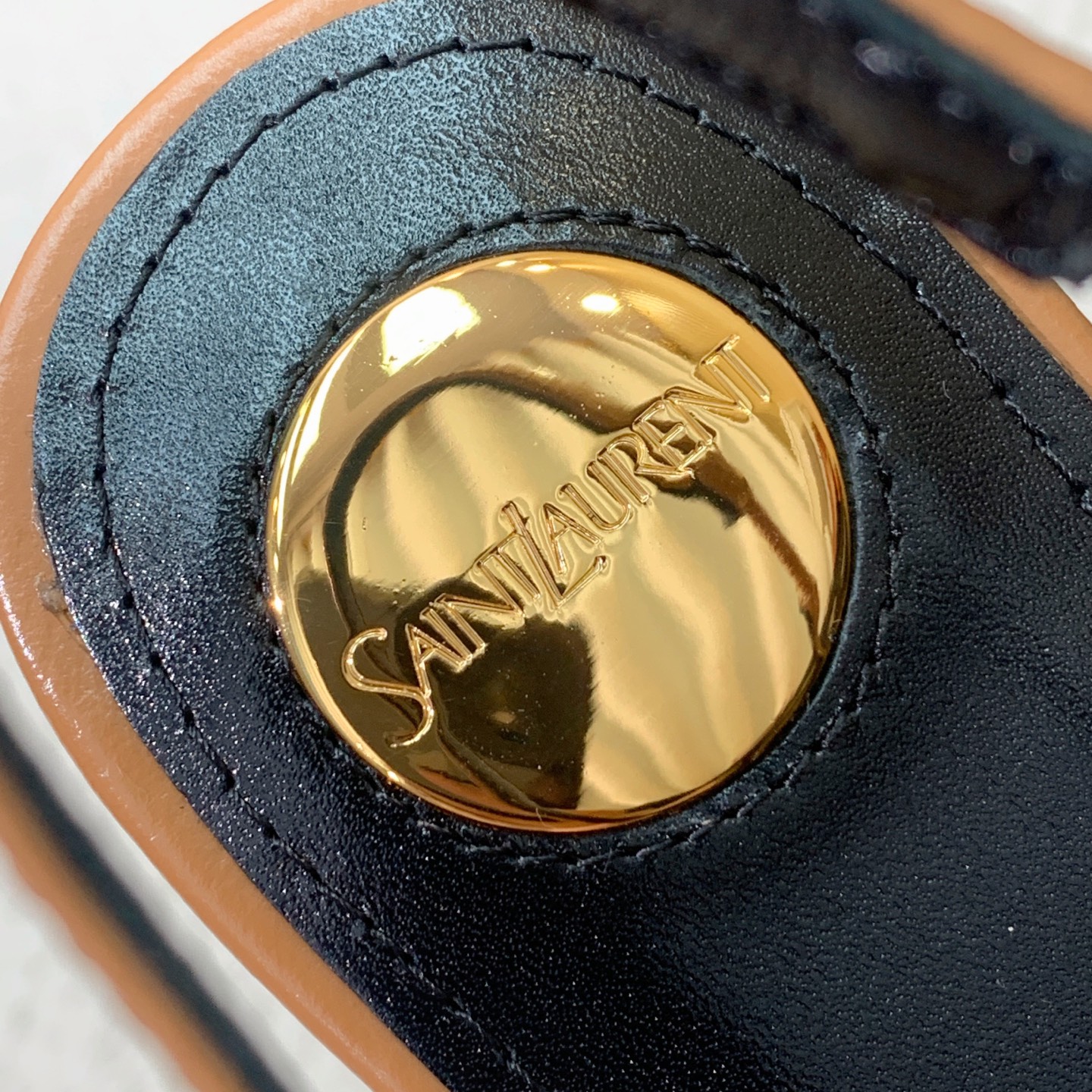 🔸SAINT LAUREN*🔸大热平底单鞋。经典Cassander复古LOGO搭配野性自由高雅性感并存，