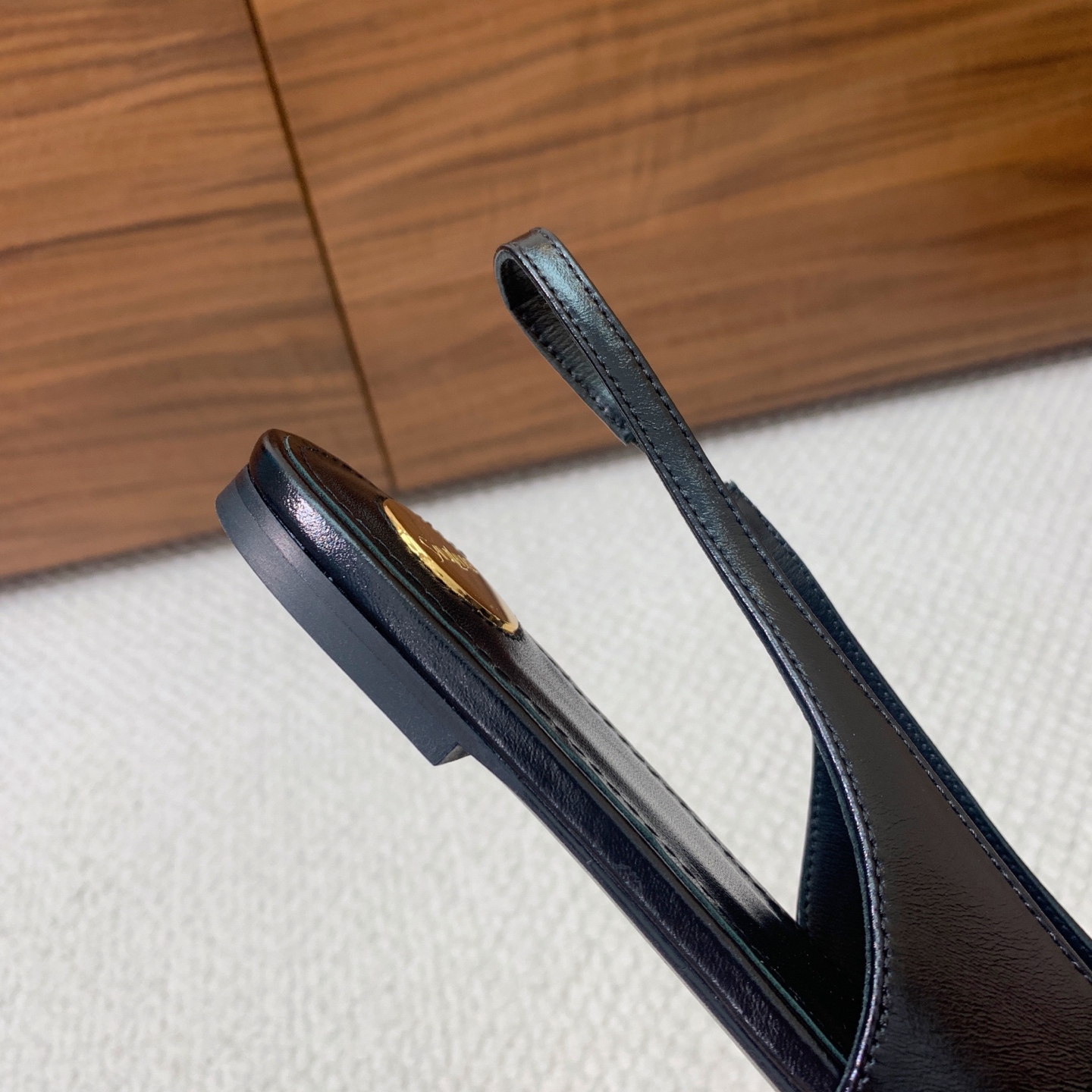 🔸SAINT LAUREN*🔸大热平底单鞋。经典Cassander复古LOGO搭配野性自由高雅性感并存，