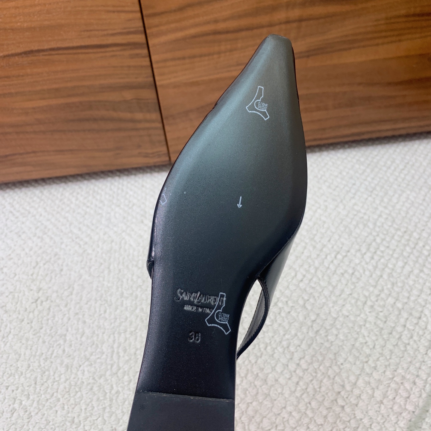 🔸SAINT LAUREN*🔸大热平底单鞋。经典Cassander复古LOGO搭配野性自由高雅性感并存，