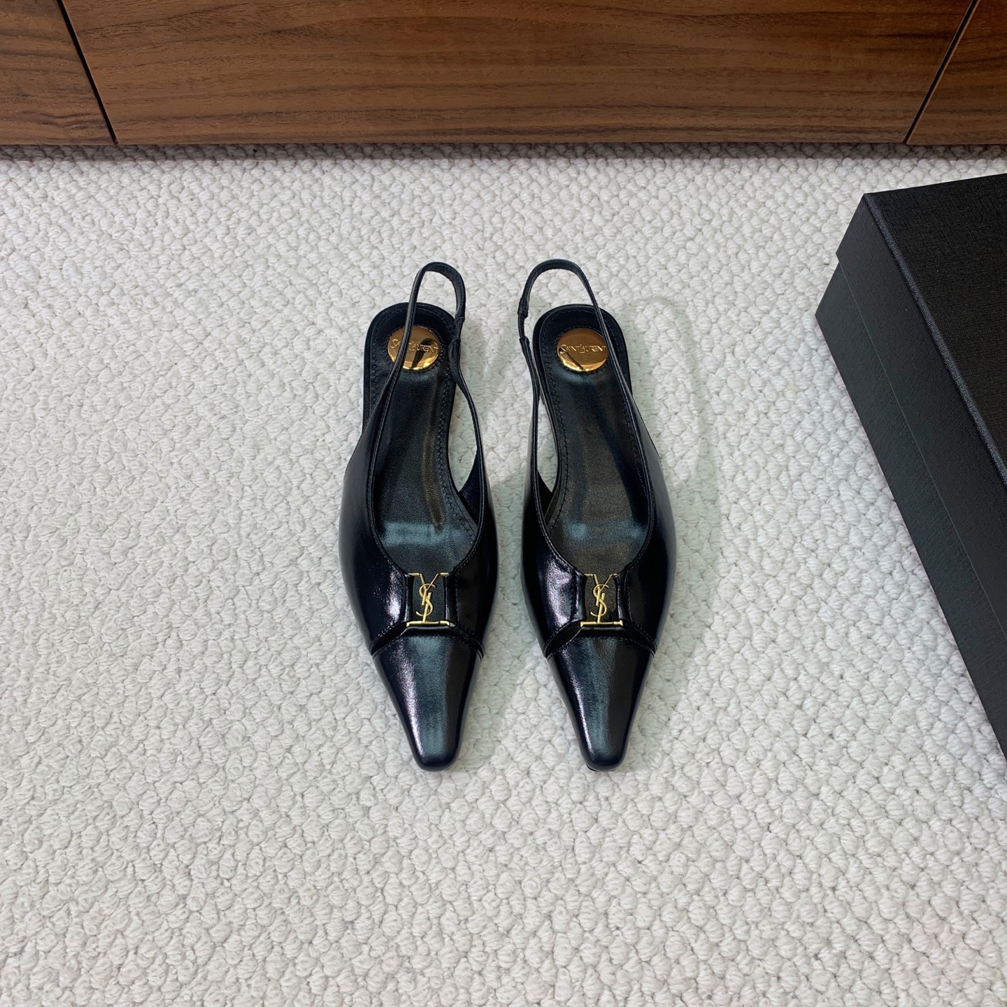 🔸SAINT LAUREN*🔸大热平底单鞋。经典Cassander复古LOGO搭配野性自由高雅性感并存，