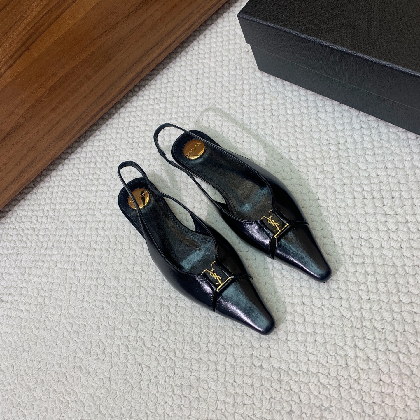 🔸SAINT LAUREN*🔸大热平底单鞋。经典Cassander复古LOGO搭配野性自由高雅性感并存，