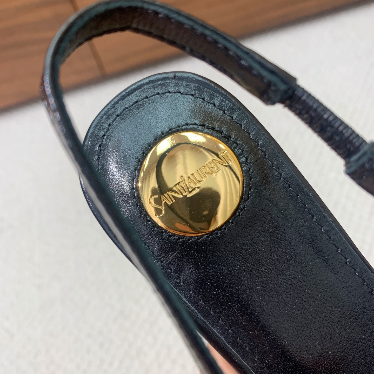 🔸SAINT LAUREN*🔸大热平底单鞋。经典Cassander复古LOGO搭配野性自由高雅性感并存，