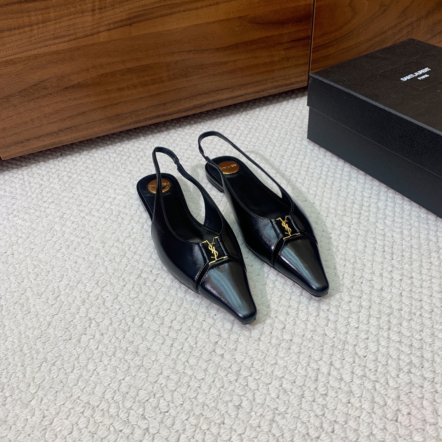 🔸SAINT LAUREN*🔸大热平底单鞋。经典Cassander复古LOGO搭配野性自由高雅性感并存，