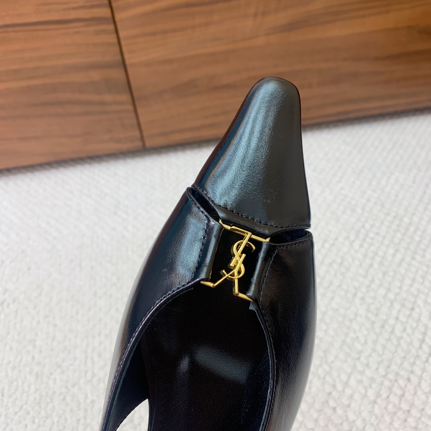 🔸SAINT LAUREN*🔸大热平底单鞋。经典Cassander复古LOGO搭配野性自由高雅性感并存，