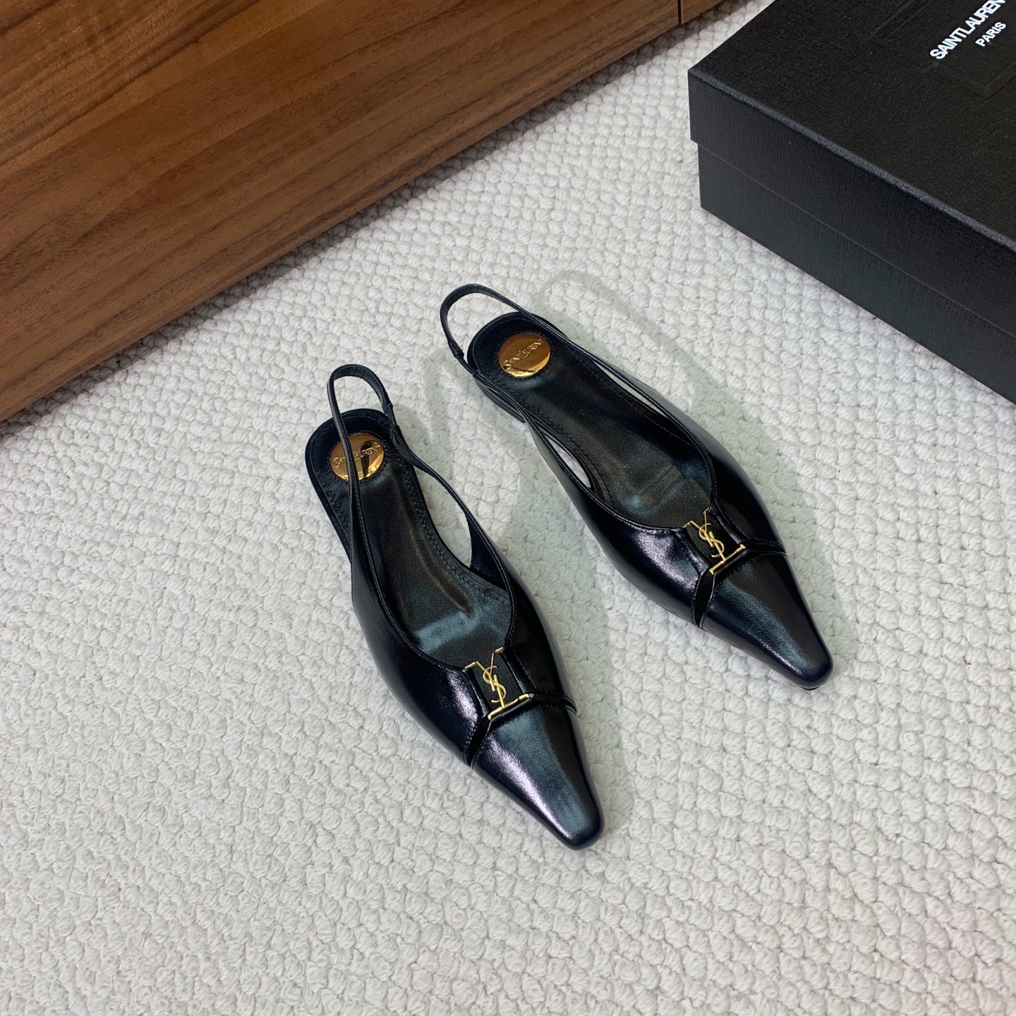 🔸SAINT LAUREN*🔸大热平底单鞋。经典Cassander复古LOGO搭配野性自由高雅性感并存，