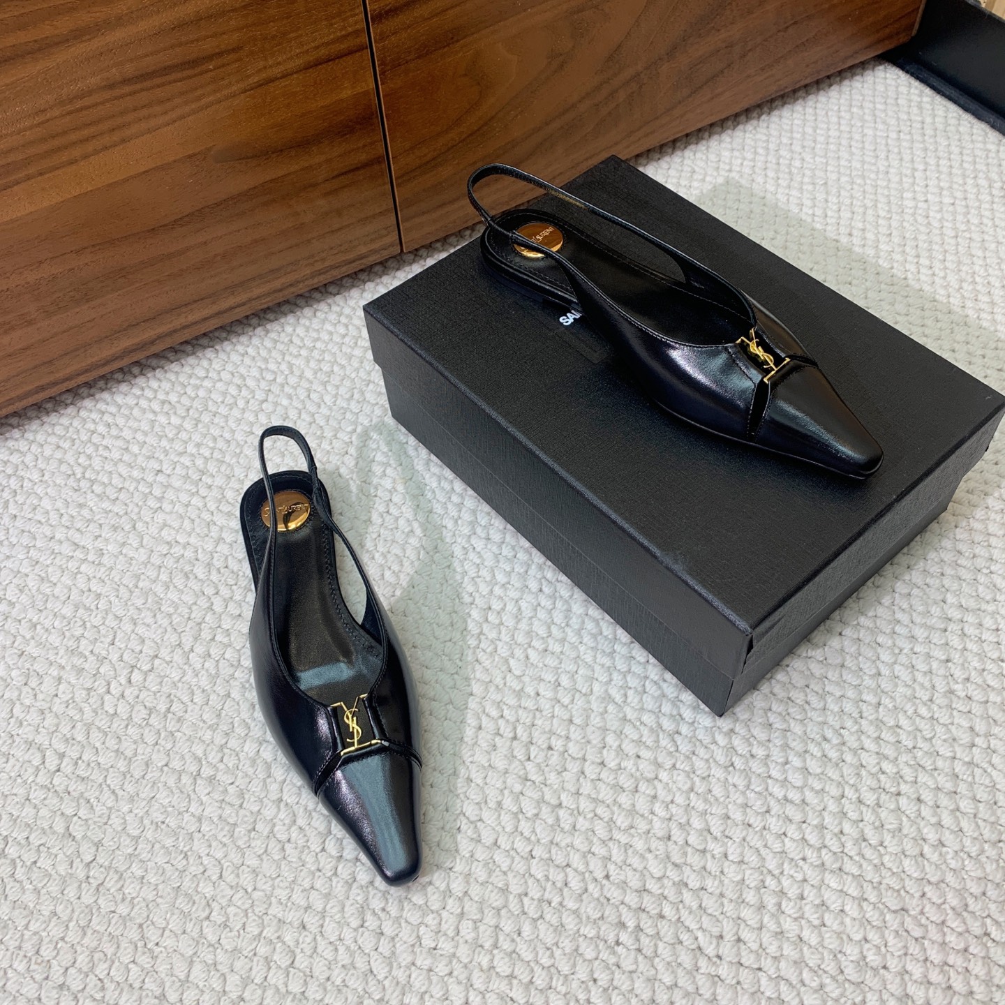 🔸SAINT LAUREN*🔸大热平底单鞋。经典Cassander复古LOGO搭配野性自由高雅性感并存，