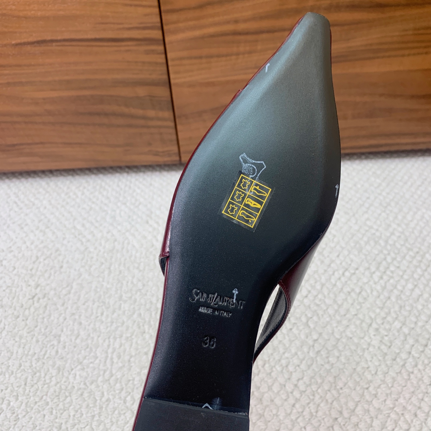 🔸SAINT LAUREN*🔸大热平底单鞋。经典Cassander复古LOGO搭配野性自由高雅性感并存，