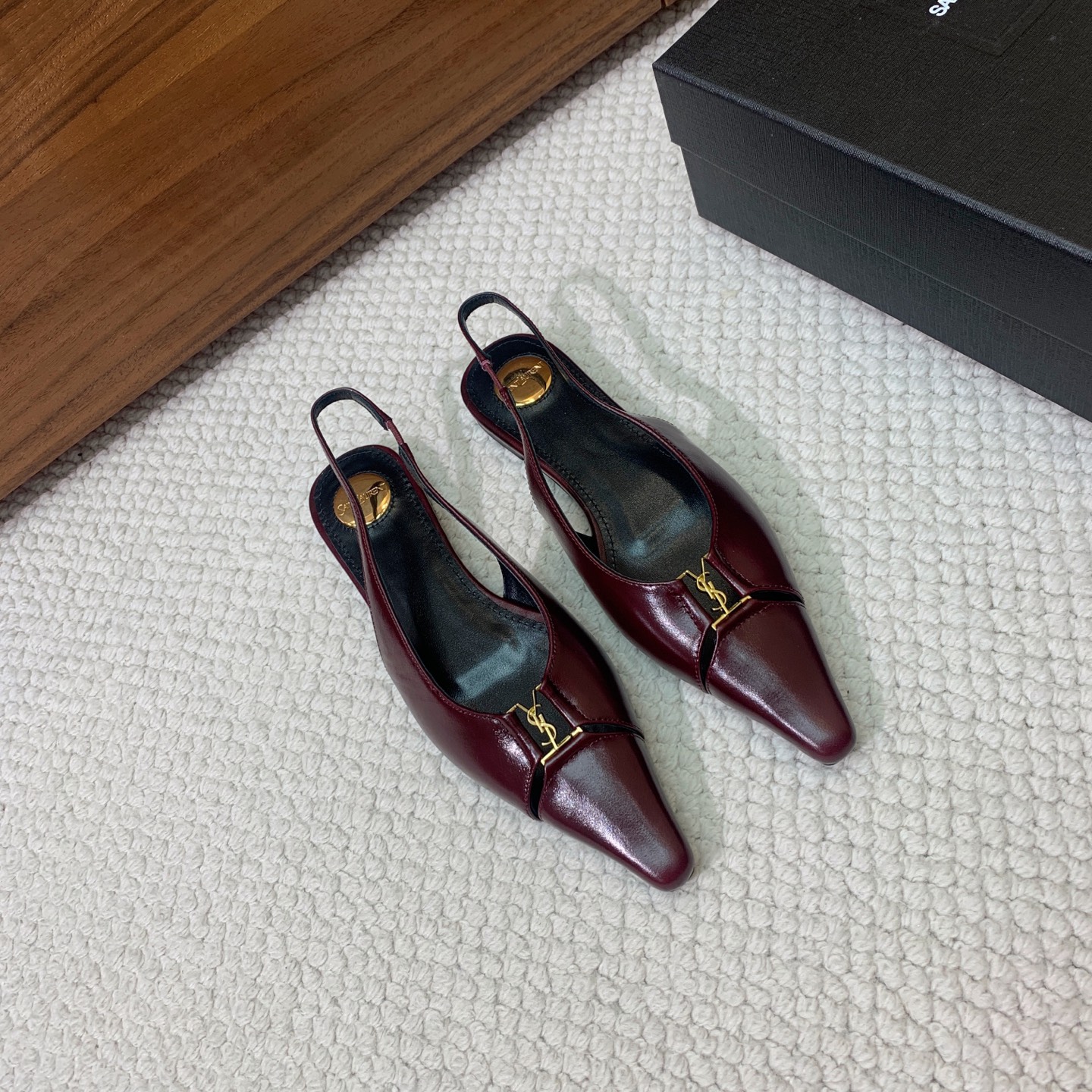 🔸SAINT LAUREN*🔸大热平底单鞋。经典Cassander复古LOGO搭配野性自由高雅性感并存，