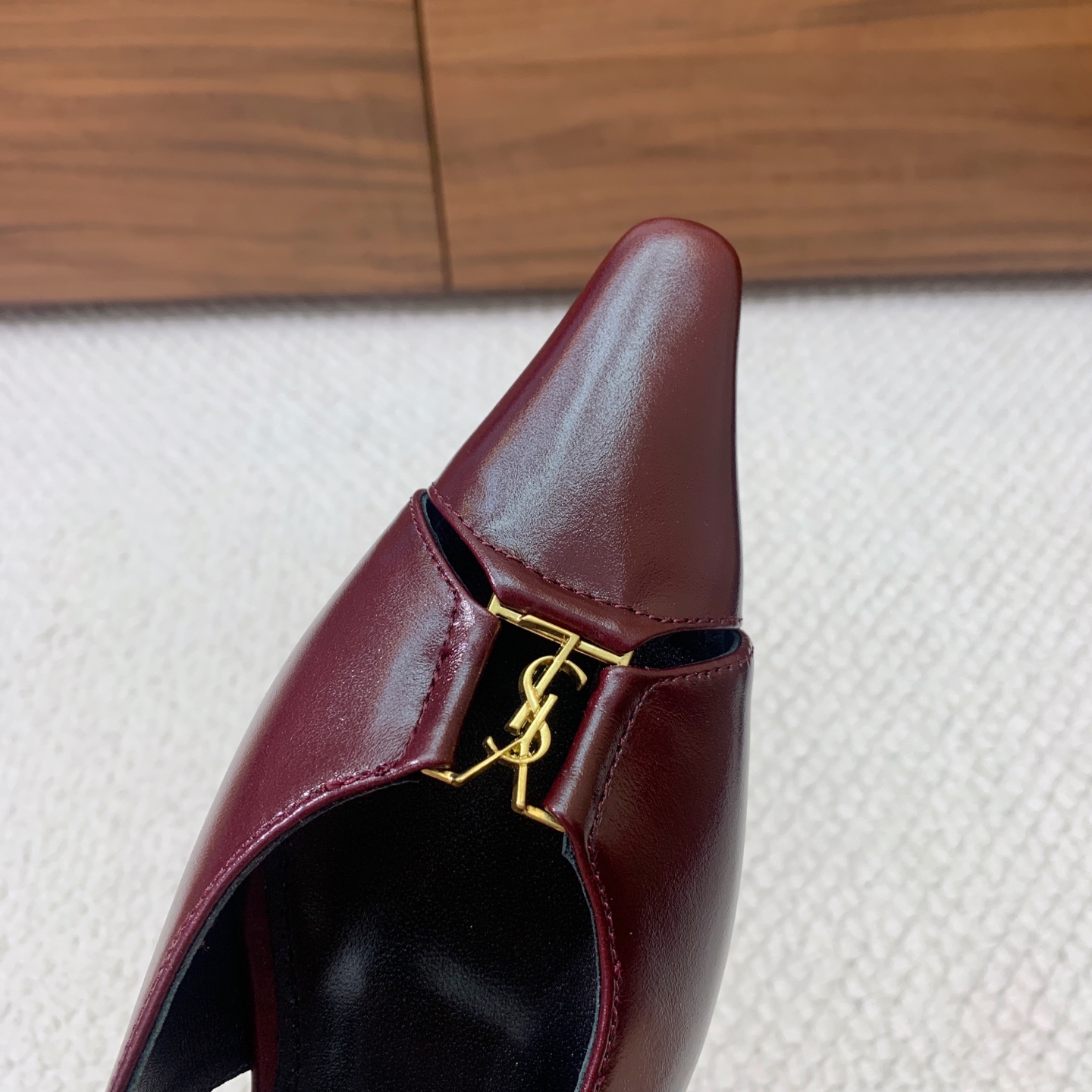 🔸SAINT LAUREN*🔸大热平底单鞋。经典Cassander复古LOGO搭配野性自由高雅性感并存，