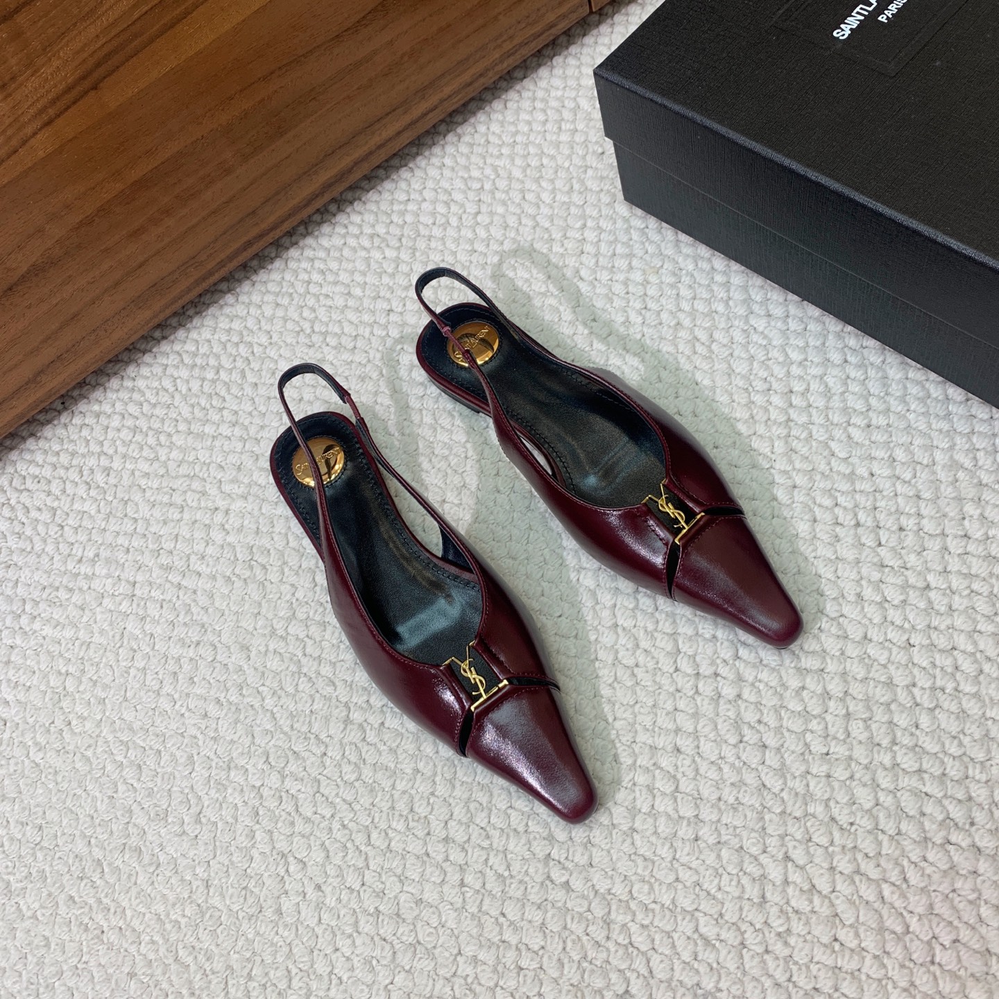 🔸SAINT LAUREN*🔸大热平底单鞋。经典Cassander复古LOGO搭配野性自由高雅性感并存，