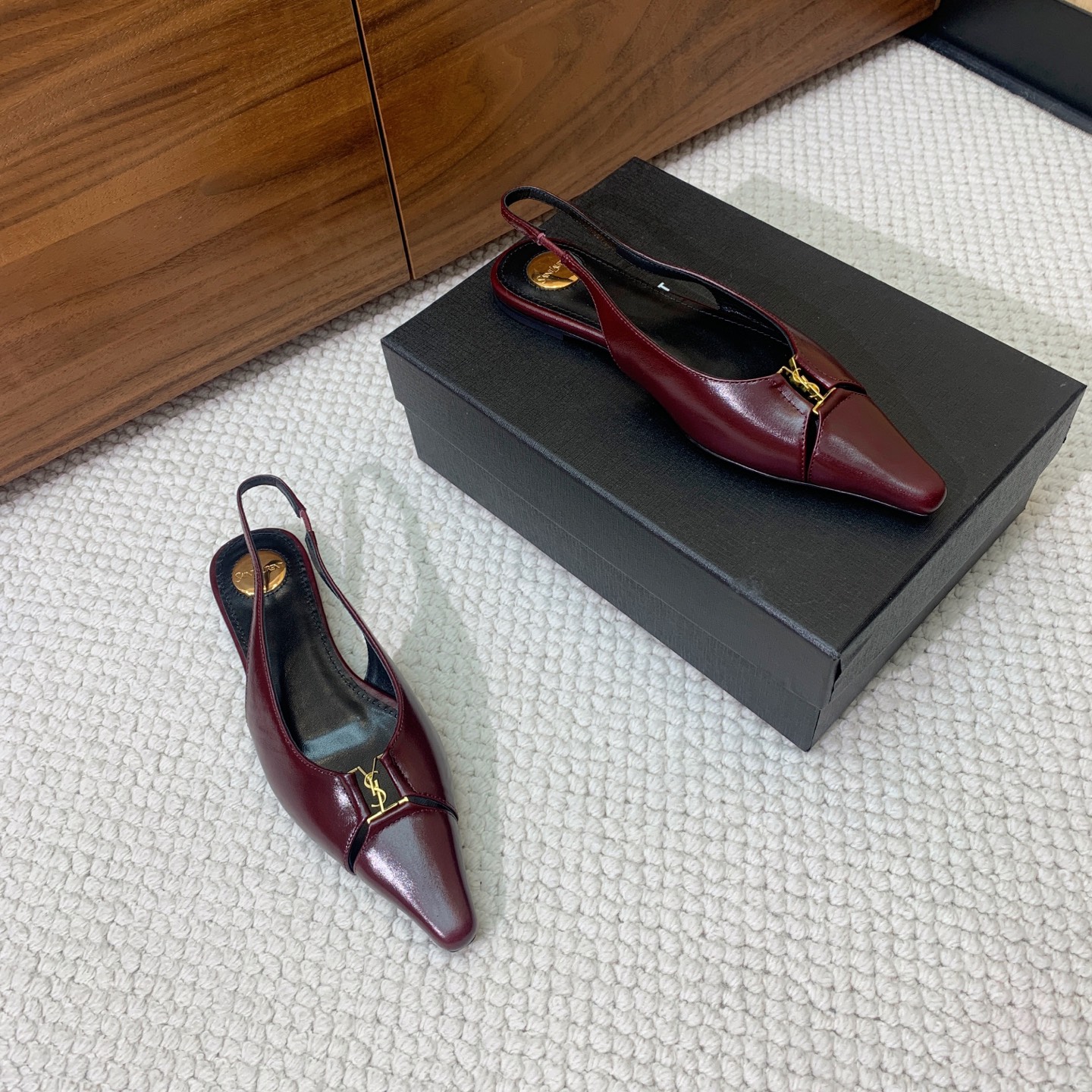 🔸SAINT LAUREN*🔸大热平底单鞋。经典Cassander复古LOGO搭配野性自由高雅性感并存，