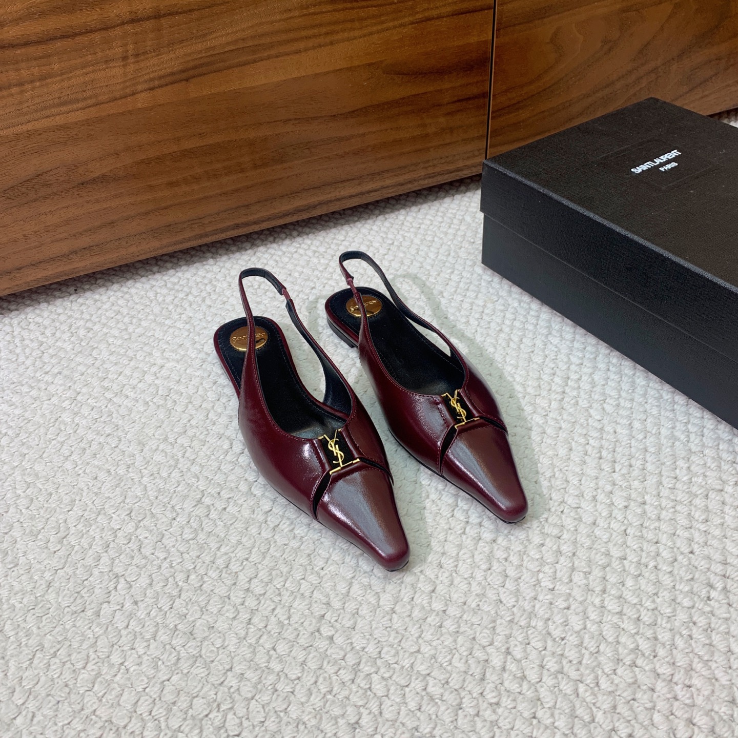 🔸SAINT LAUREN*🔸大热平底单鞋。经典Cassander复古LOGO搭配野性自由高雅性感并存，