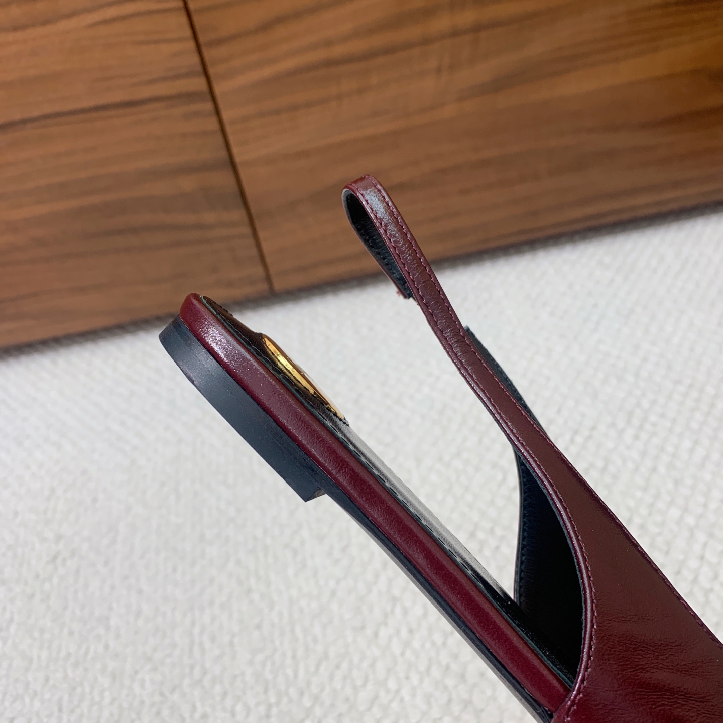 🔸SAINT LAUREN*🔸大热平底单鞋。经典Cassander复古LOGO搭配野性自由高雅性感并存，