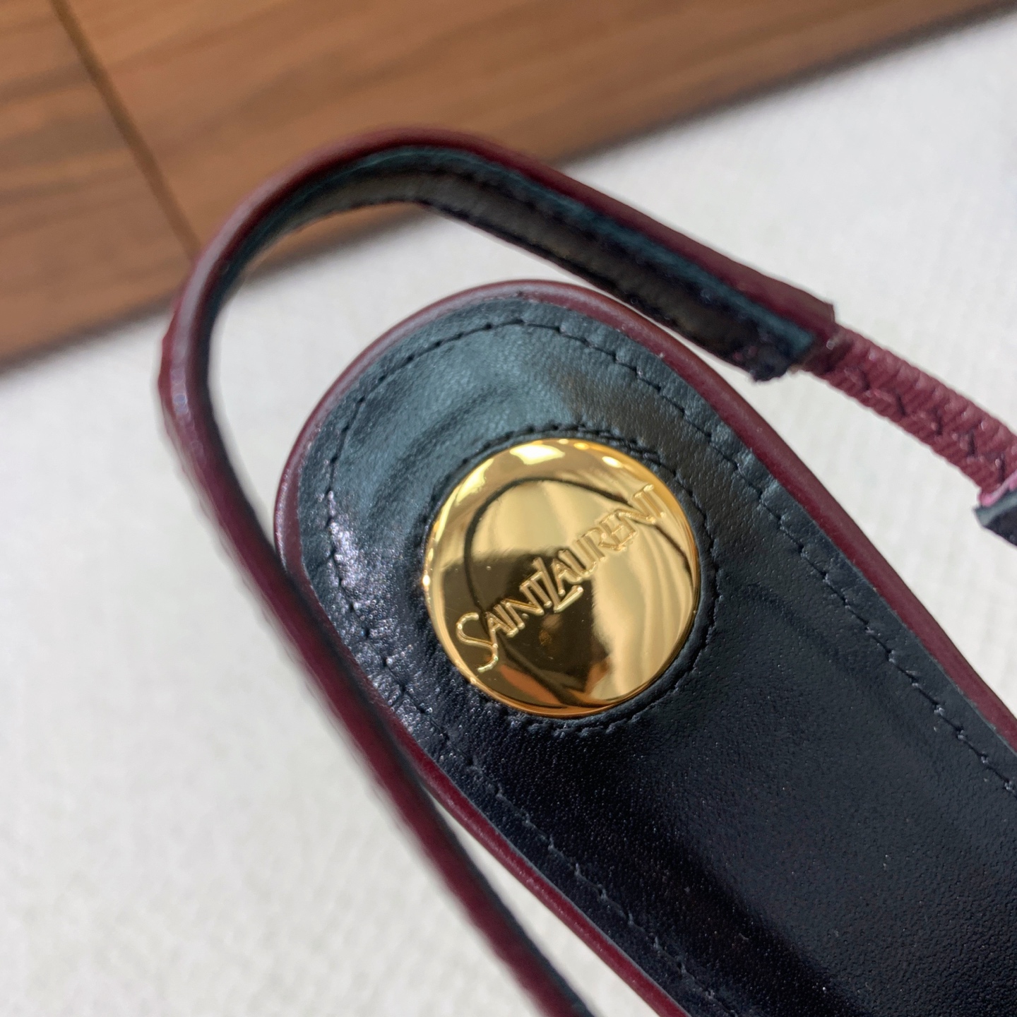 🔸SAINT LAUREN*🔸大热平底单鞋。经典Cassander复古LOGO搭配野性自由高雅性感并存，