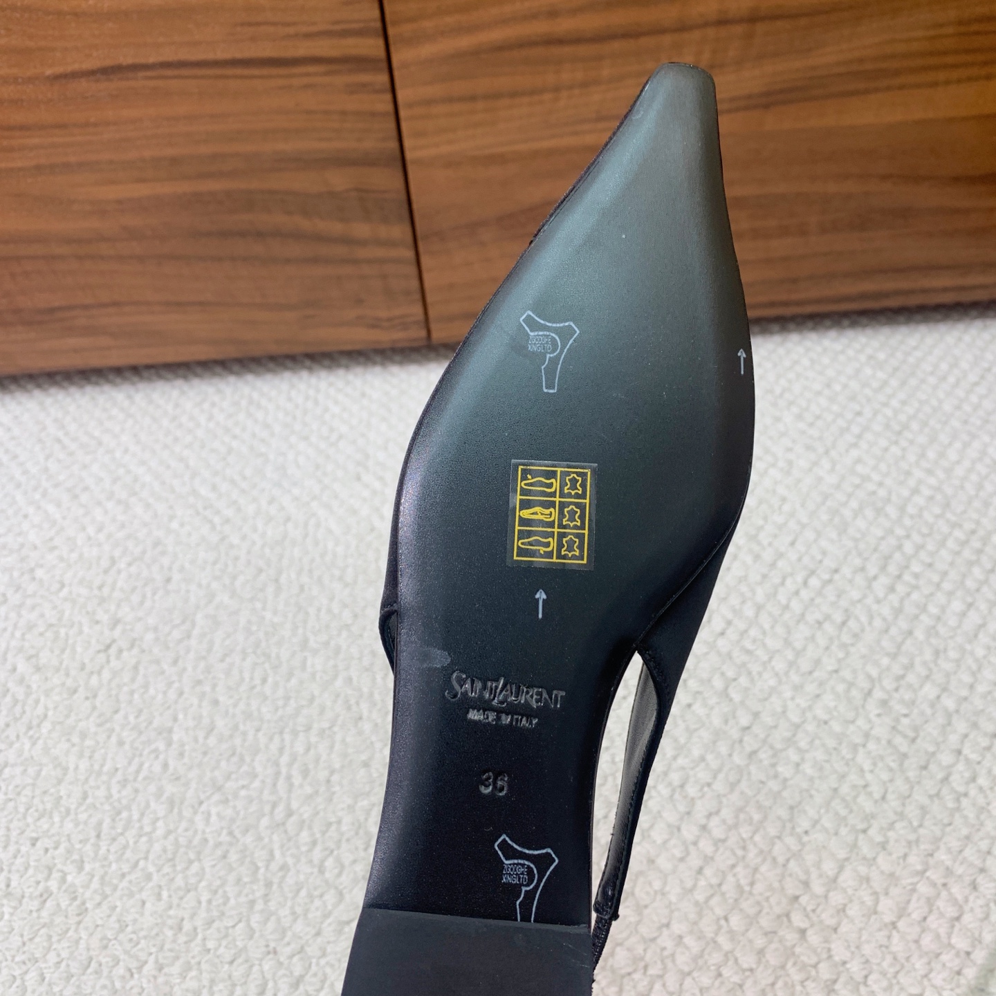 🔸SAINT LAUREN*🔸大热平底单鞋。经典Cassander复古LOGO搭配野性自由高雅性感并存，