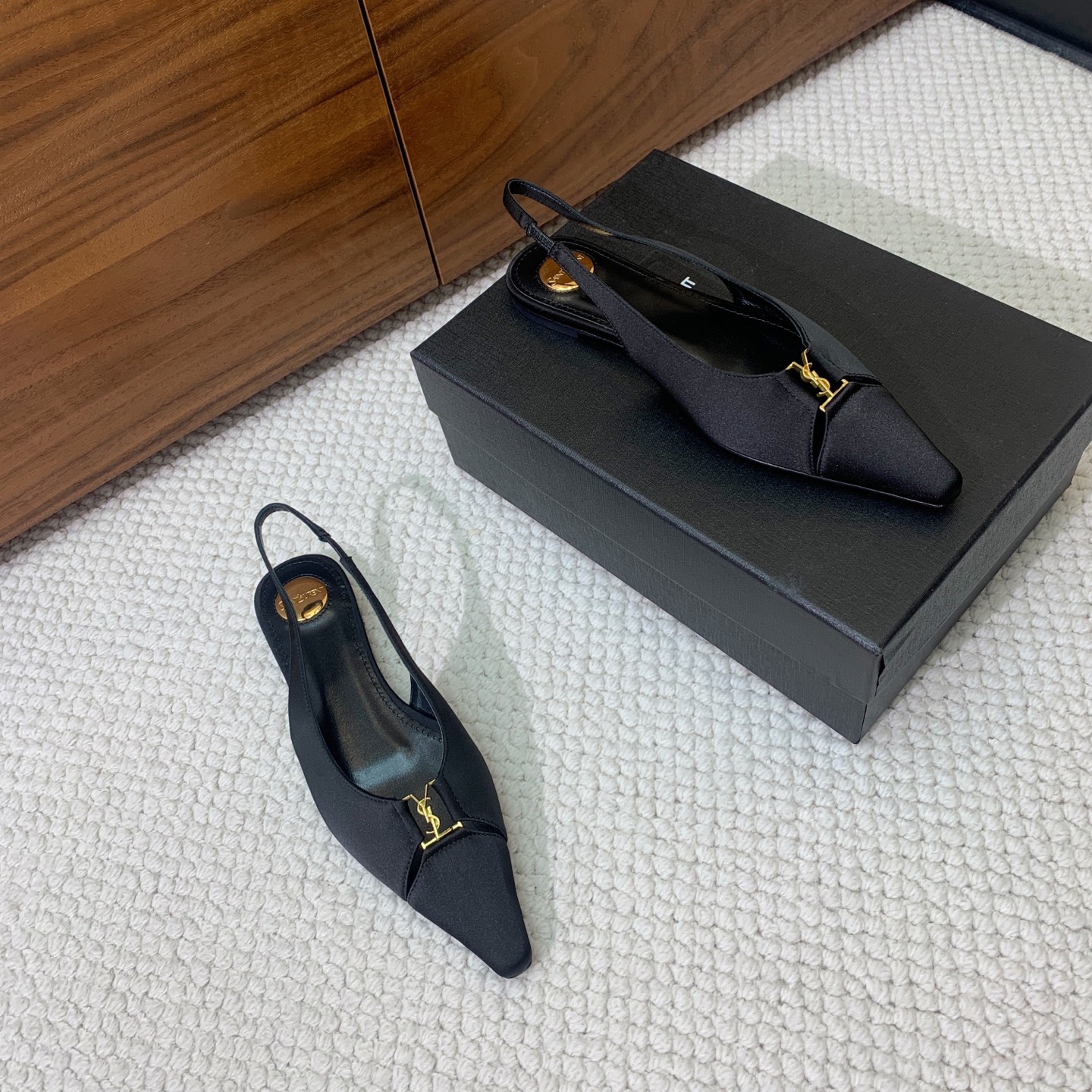 🔸SAINT LAUREN*🔸大热平底单鞋。经典Cassander复古LOGO搭配野性自由高雅性感并存，