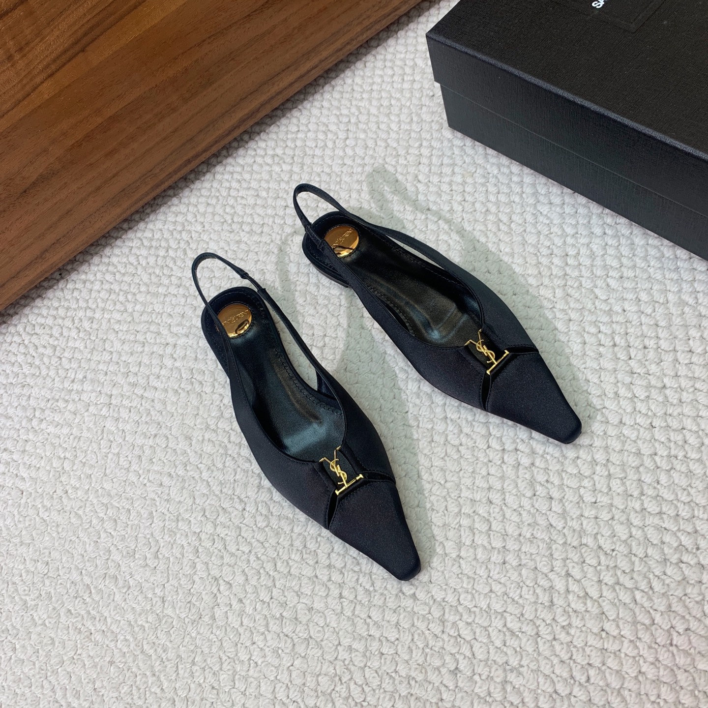 🔸SAINT LAUREN*🔸大热平底单鞋。经典Cassander复古LOGO搭配野性自由高雅性感并存，