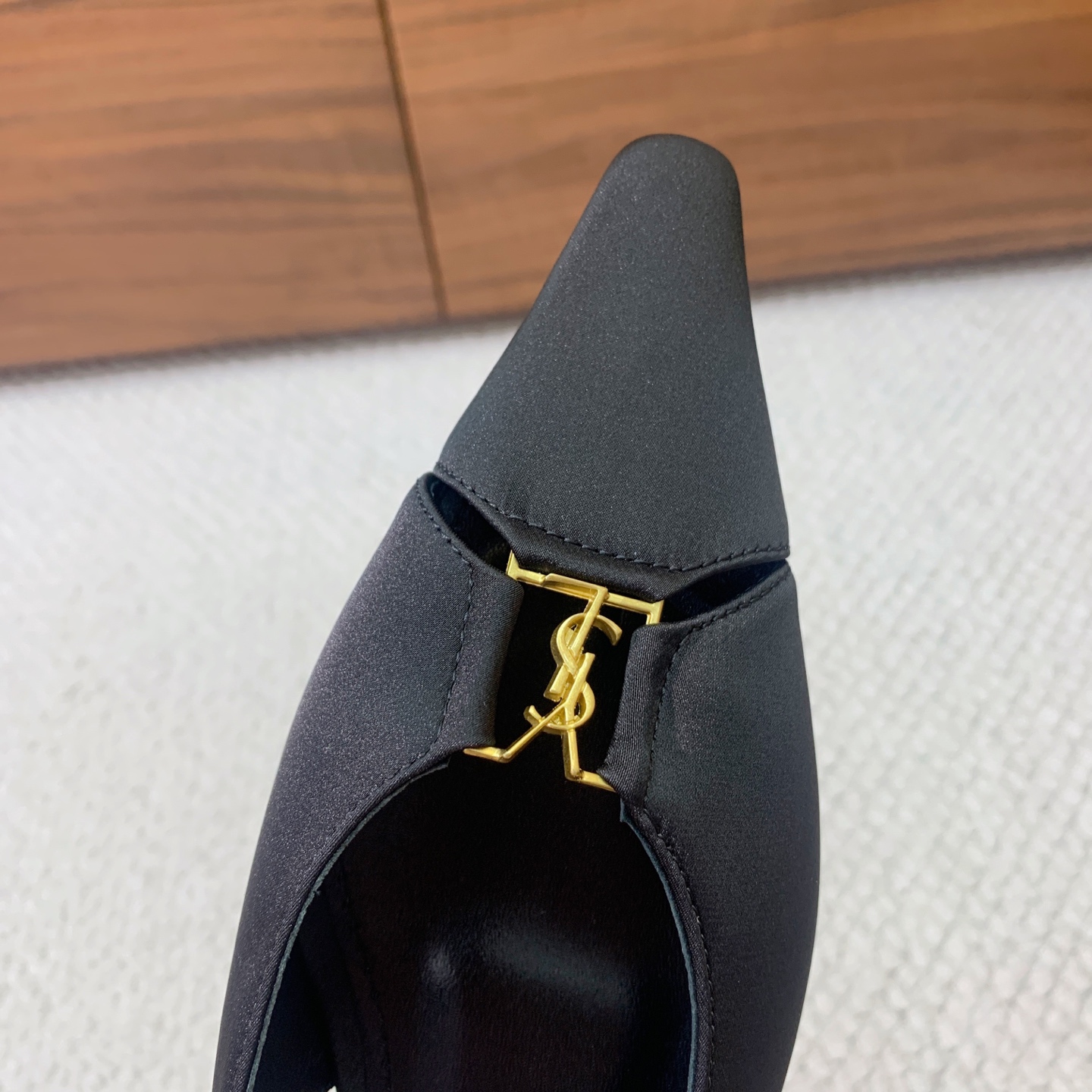 🔸SAINT LAUREN*🔸大热平底单鞋。经典Cassander复古LOGO搭配野性自由高雅性感并存，