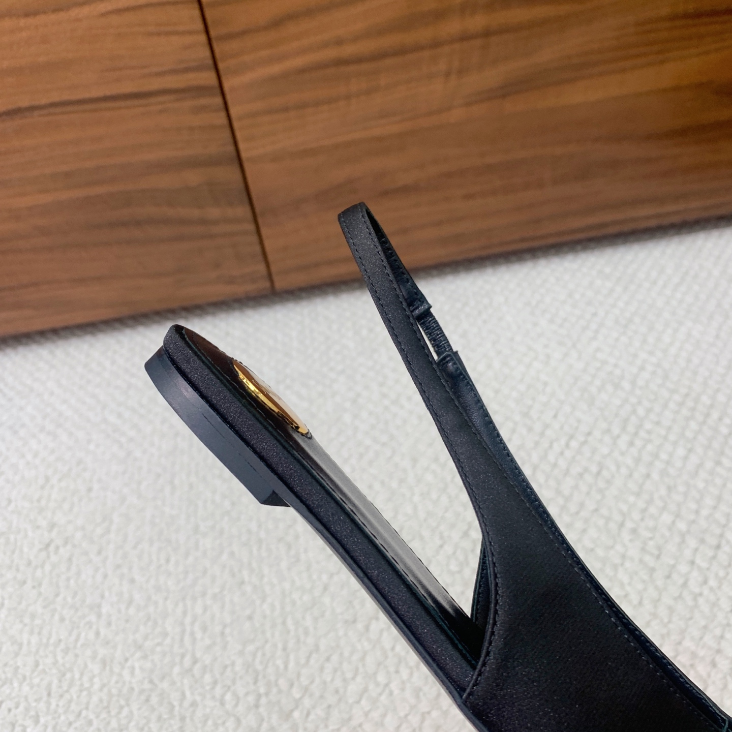 🔸SAINT LAUREN*🔸大热平底单鞋。经典Cassander复古LOGO搭配野性自由高雅性感并存，