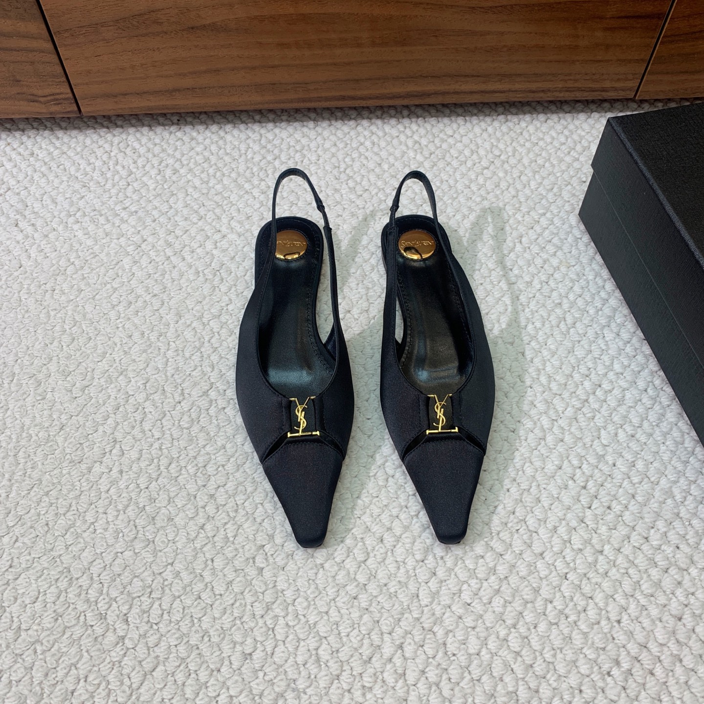 🔸SAINT LAUREN*🔸大热平底单鞋。经典Cassander复古LOGO搭配野性自由高雅性感并存，