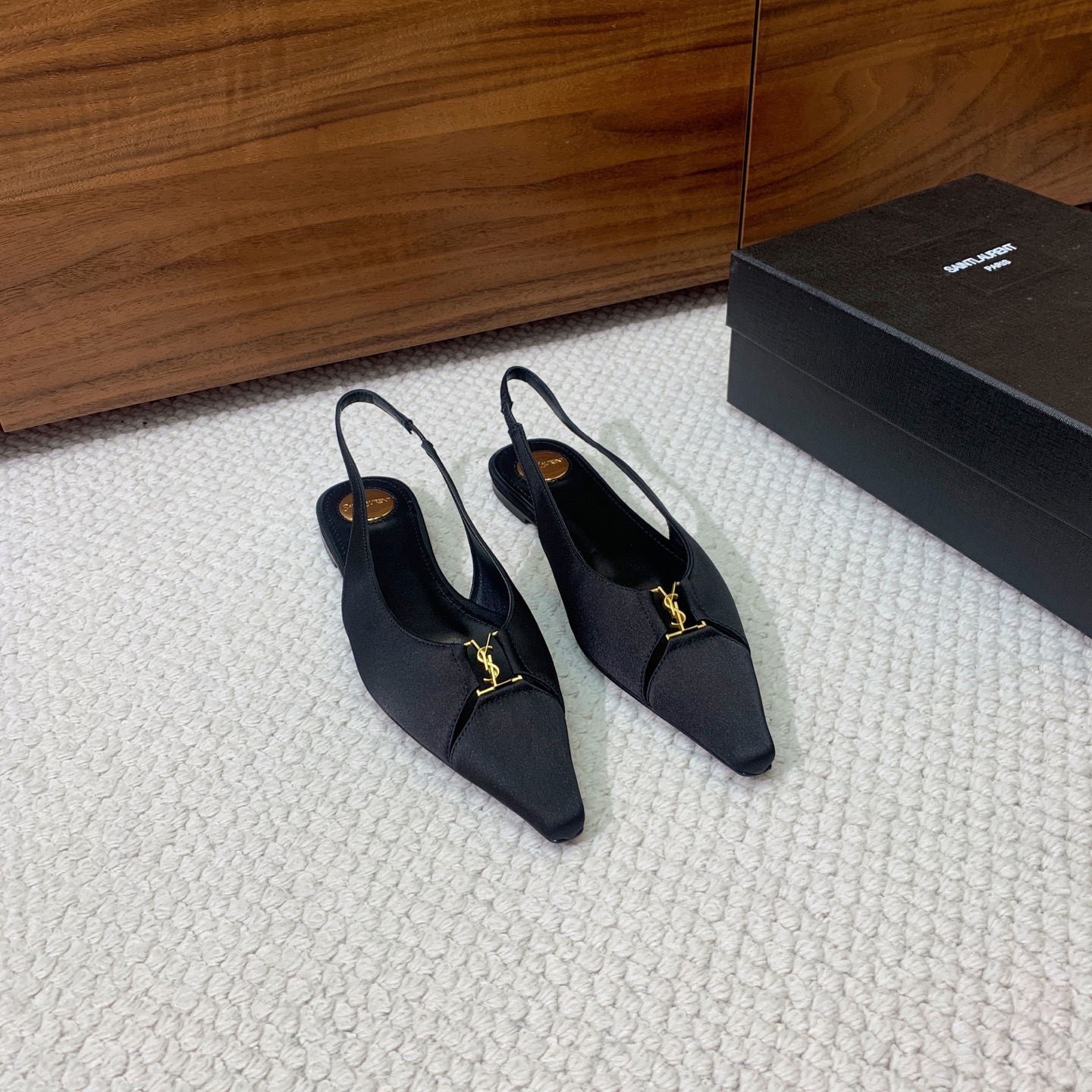 🔸SAINT LAUREN*🔸大热平底单鞋。经典Cassander复古LOGO搭配野性自由高雅性感并存，