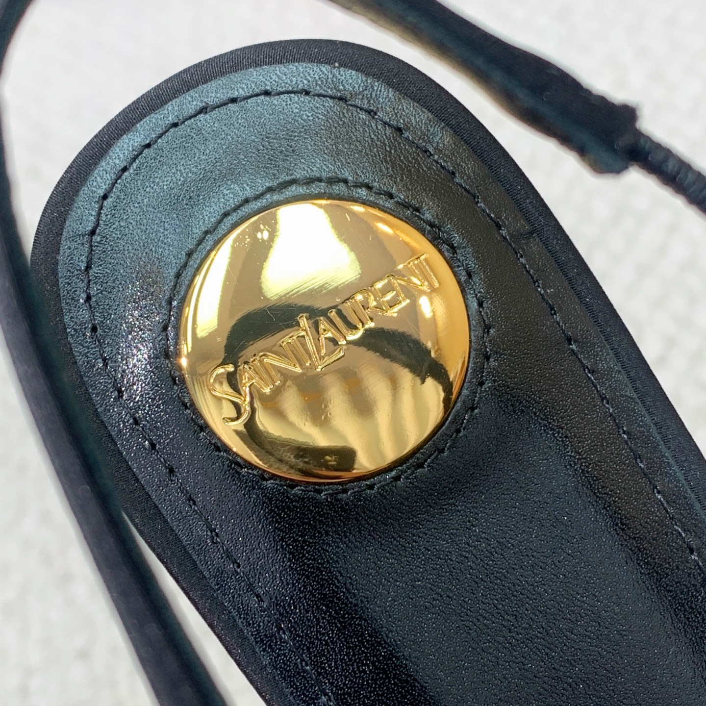 🔸SAINT LAUREN*🔸大热平底单鞋。经典Cassander复古LOGO搭配野性自由高雅性感并存，