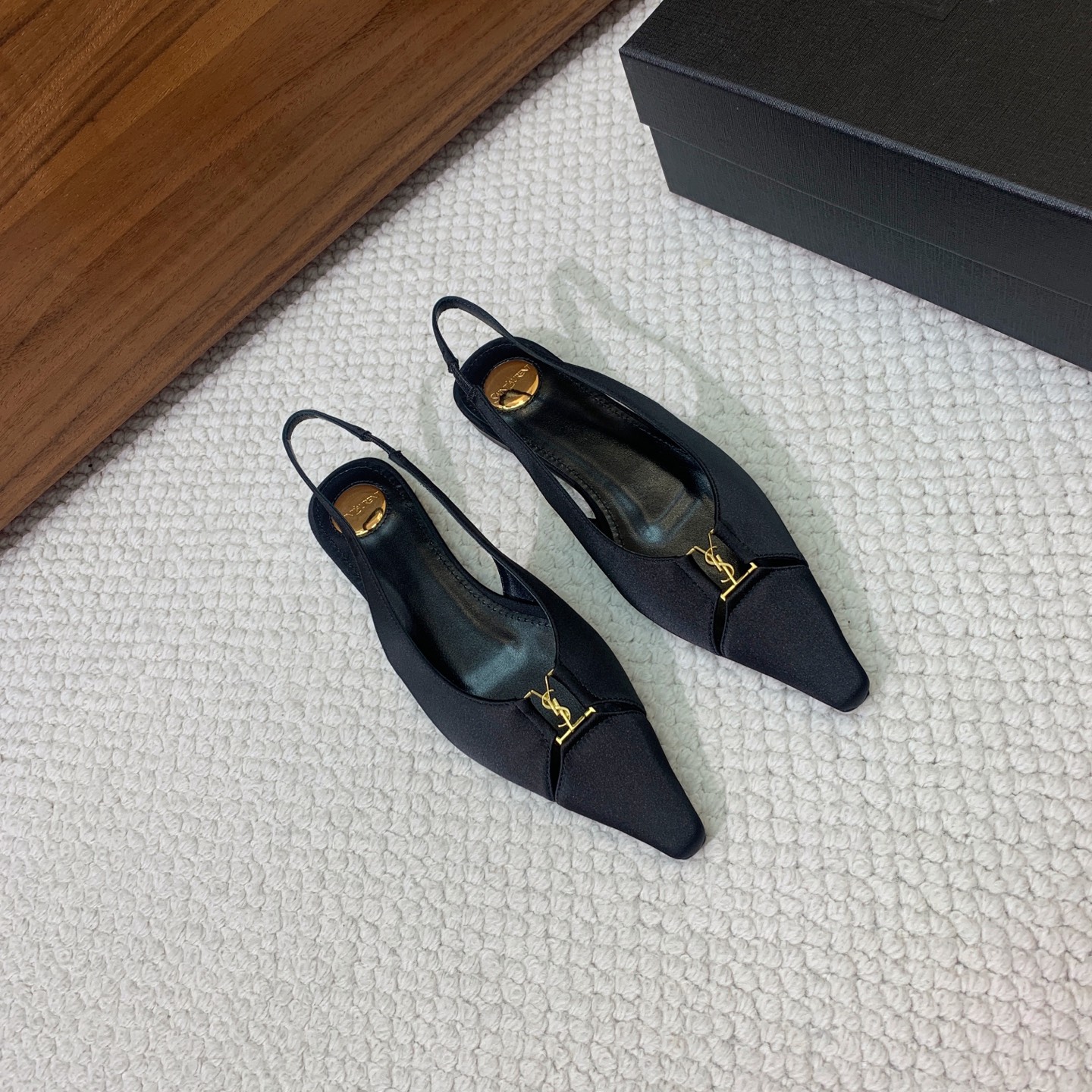 🔸SAINT LAUREN*🔸大热平底单鞋。经典Cassander复古LOGO搭配野性自由高雅性感并存，