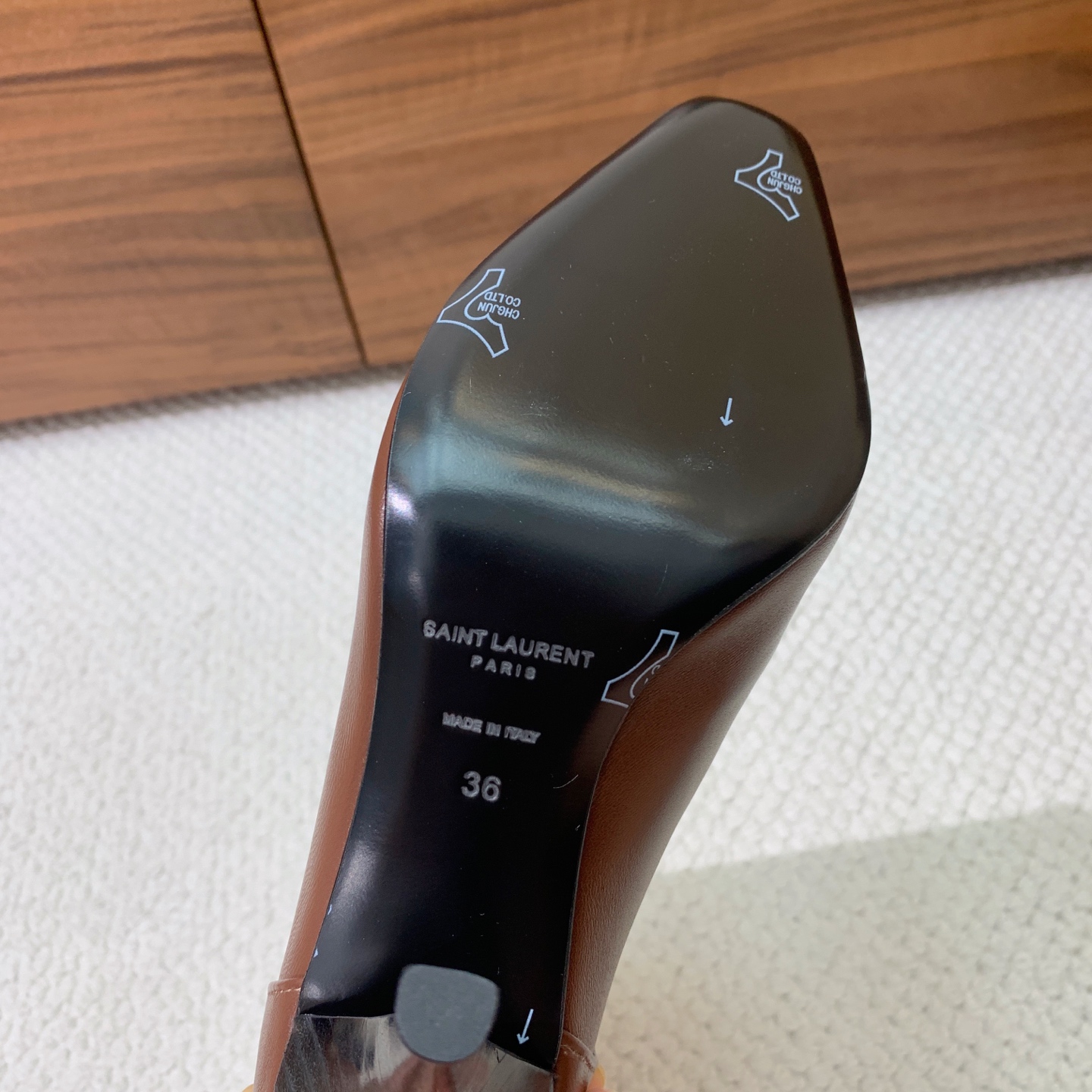 【Sain* Laure*】高跟短靴。上脚舒适，简约百搭，显腿瘦又女神范十足。材质：鞋面牛皮和羊京。羊皮