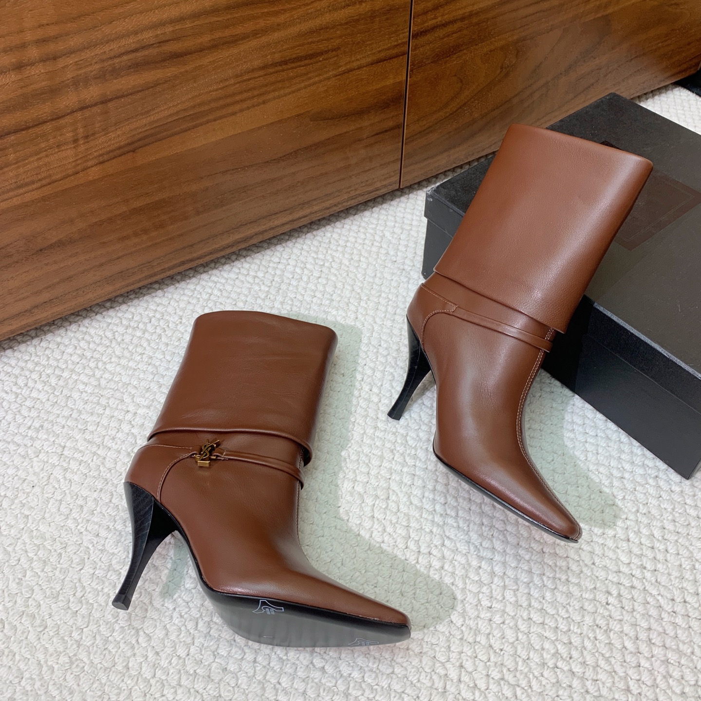 【Sain* Laure*】高跟短靴。上脚舒适，简约百搭，显腿瘦又女神范十足。材质：鞋面牛皮和羊京。羊皮