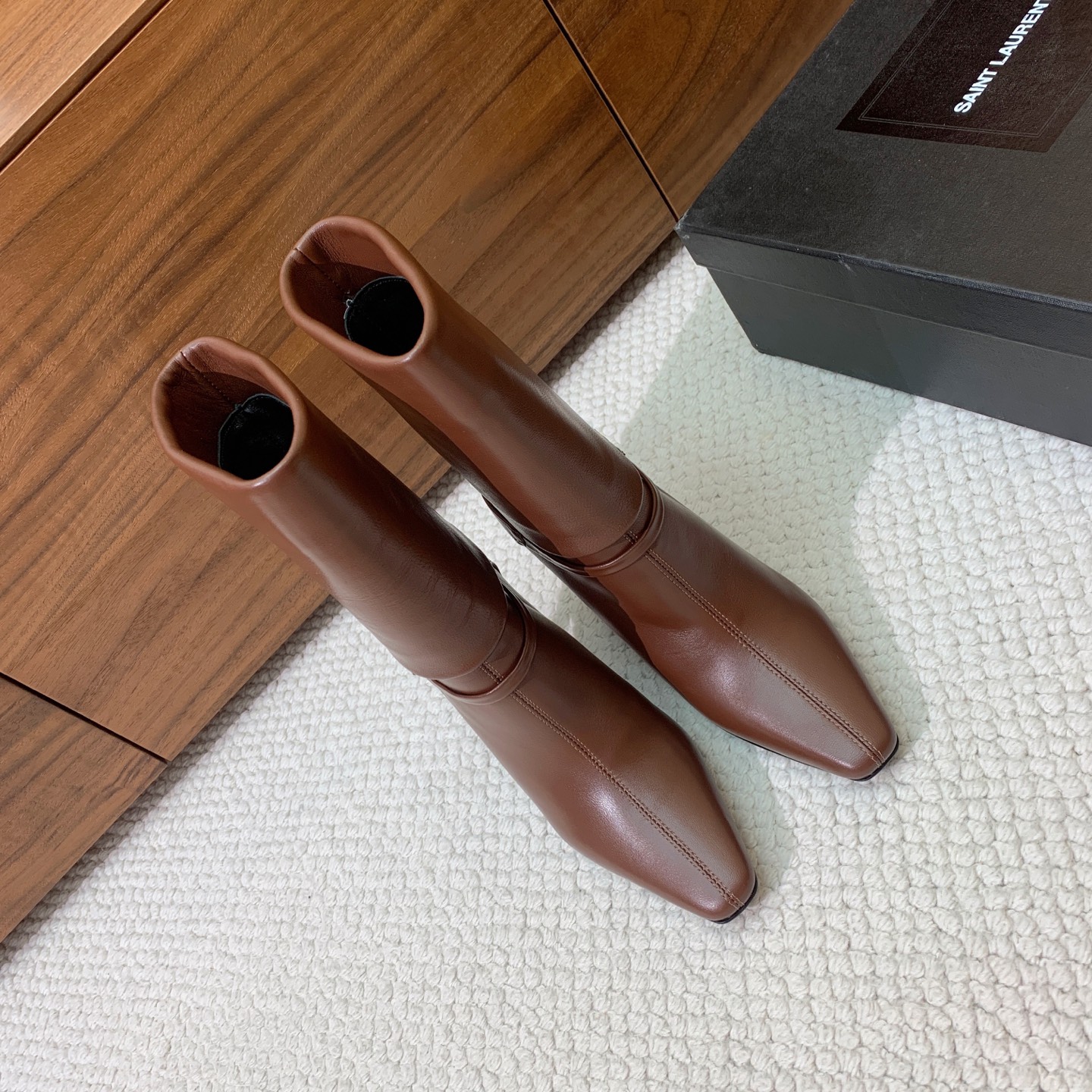 【Sain* Laure*】高跟短靴。上脚舒适，简约百搭，显腿瘦又女神范十足。材质：鞋面牛皮和羊京。羊皮