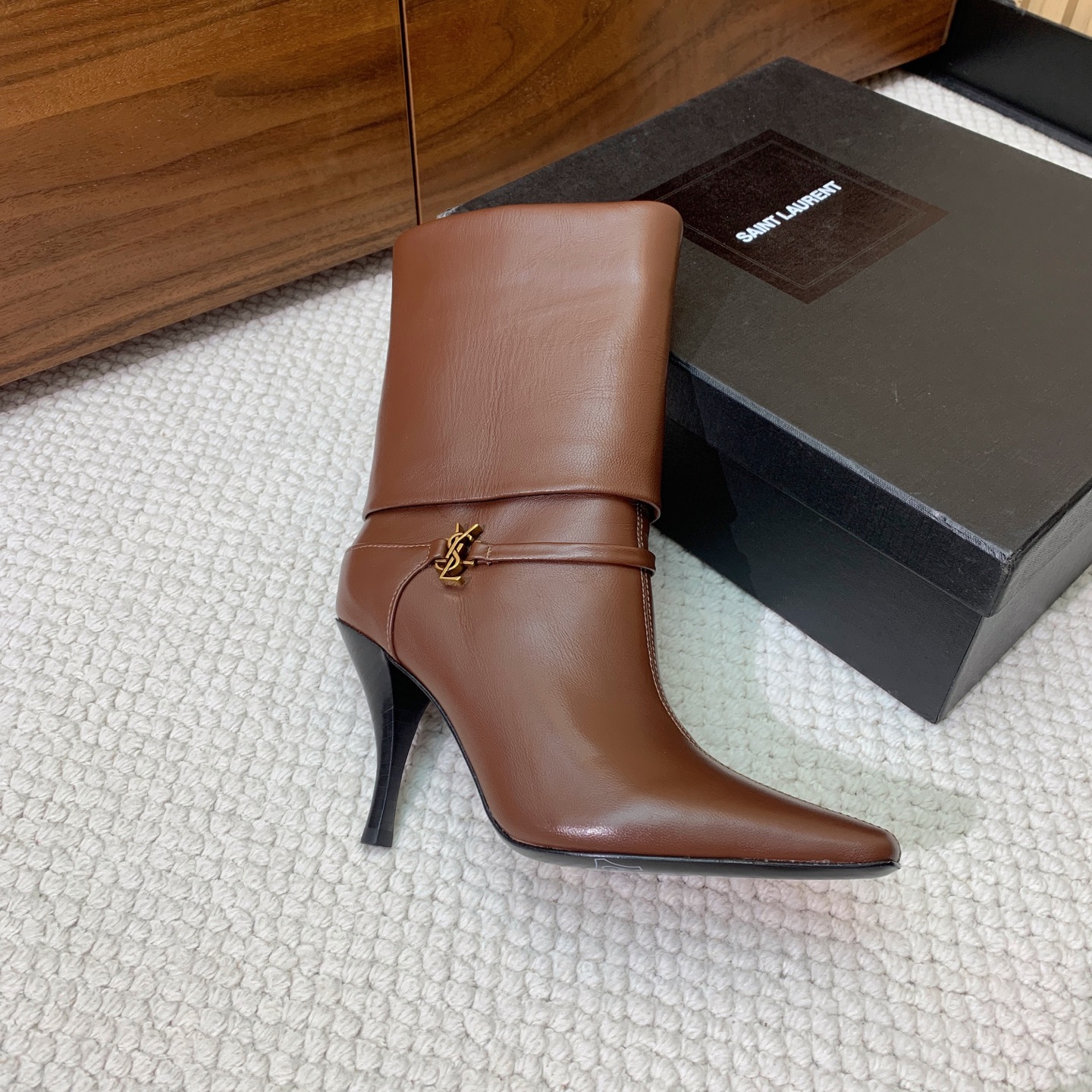 【Sain* Laure*】高跟短靴。上脚舒适，简约百搭，显腿瘦又女神范十足。材质：鞋面牛皮和羊京。羊皮