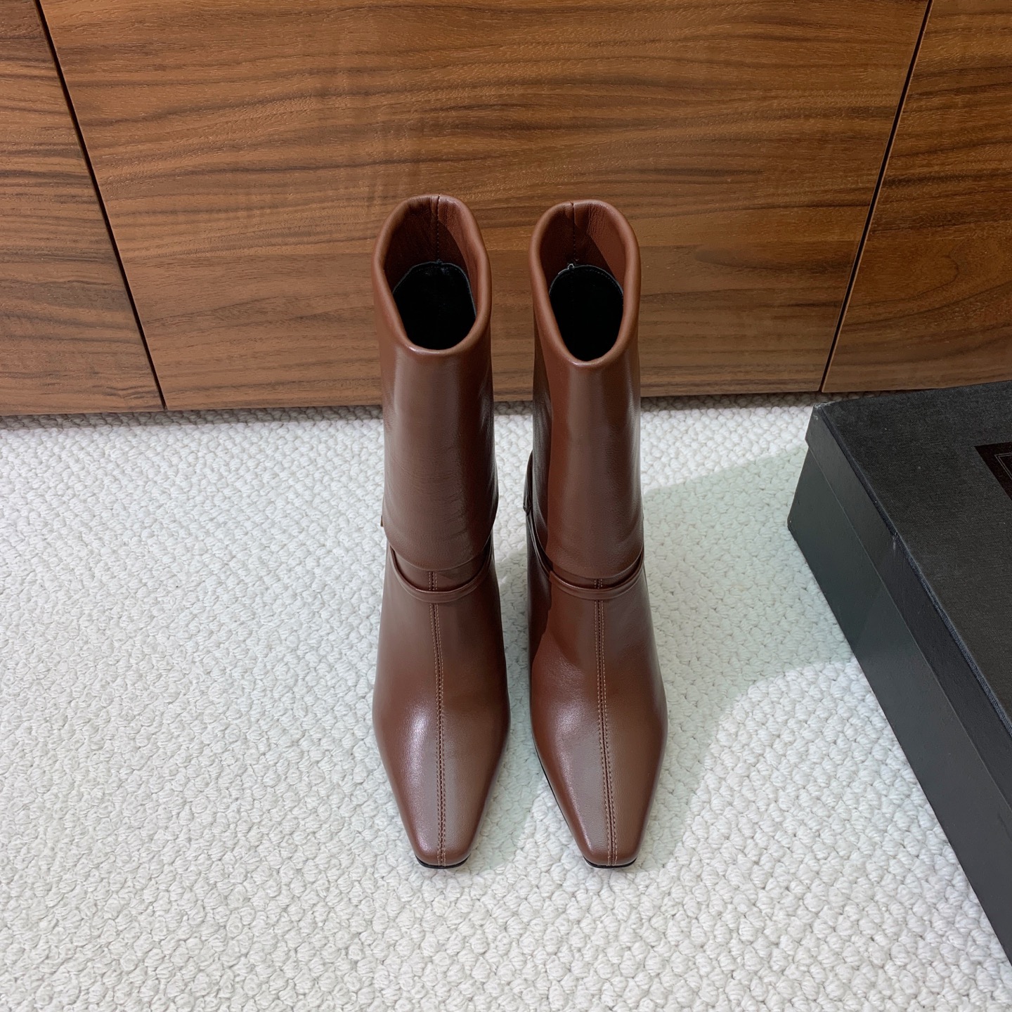 【Sain* Laure*】高跟短靴。上脚舒适，简约百搭，显腿瘦又女神范十足。材质：鞋面牛皮和羊京。羊皮