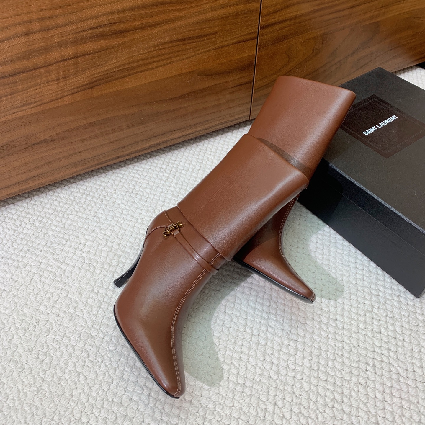 【Sain* Laure*】高跟短靴。上脚舒适，简约百搭，显腿瘦又女神范十足。材质：鞋面牛皮和羊京。羊皮