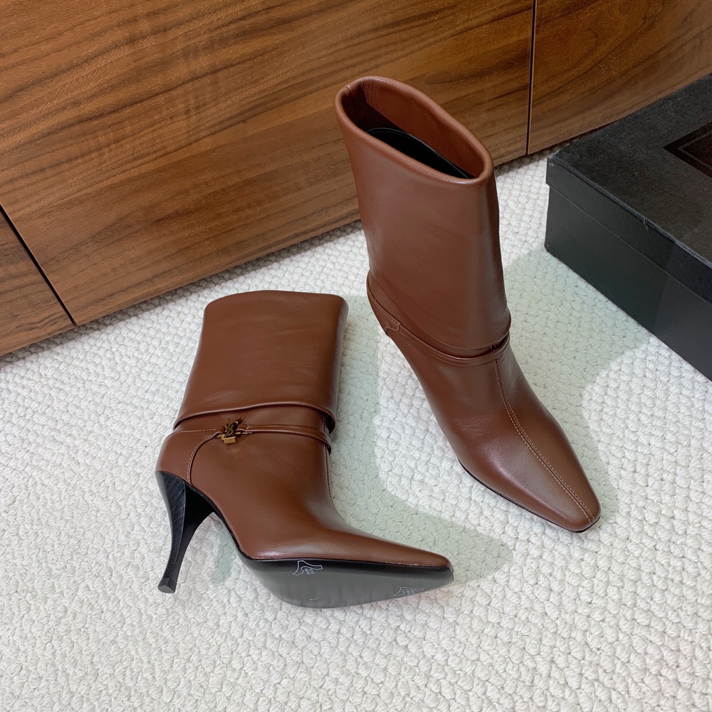 【Sain* Laure*】高跟短靴。上脚舒适，简约百搭，显腿瘦又女神范十足。材质：鞋面牛皮和羊京。羊皮