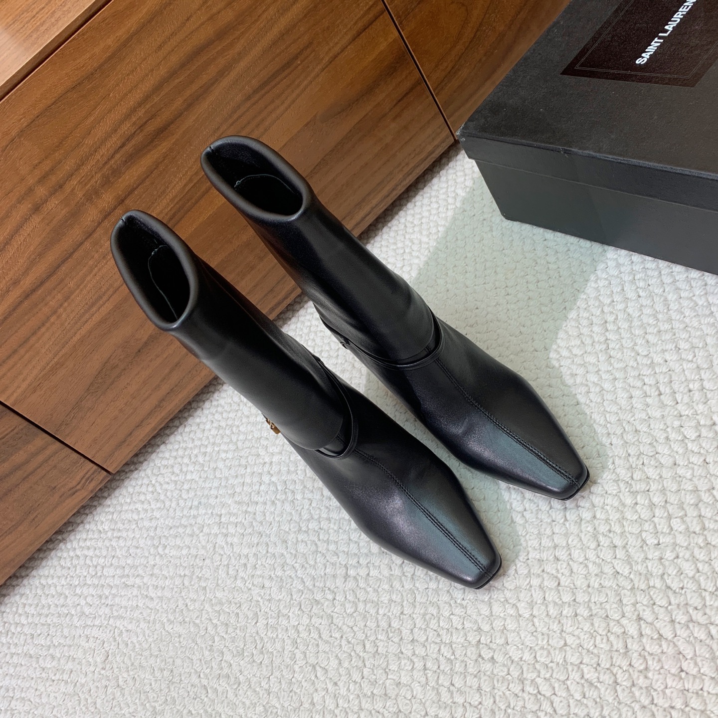 【Sain* Laure*】高跟短靴。上脚舒适，简约百搭，显腿瘦又女神范十足。材质：鞋面牛皮和羊京。羊皮