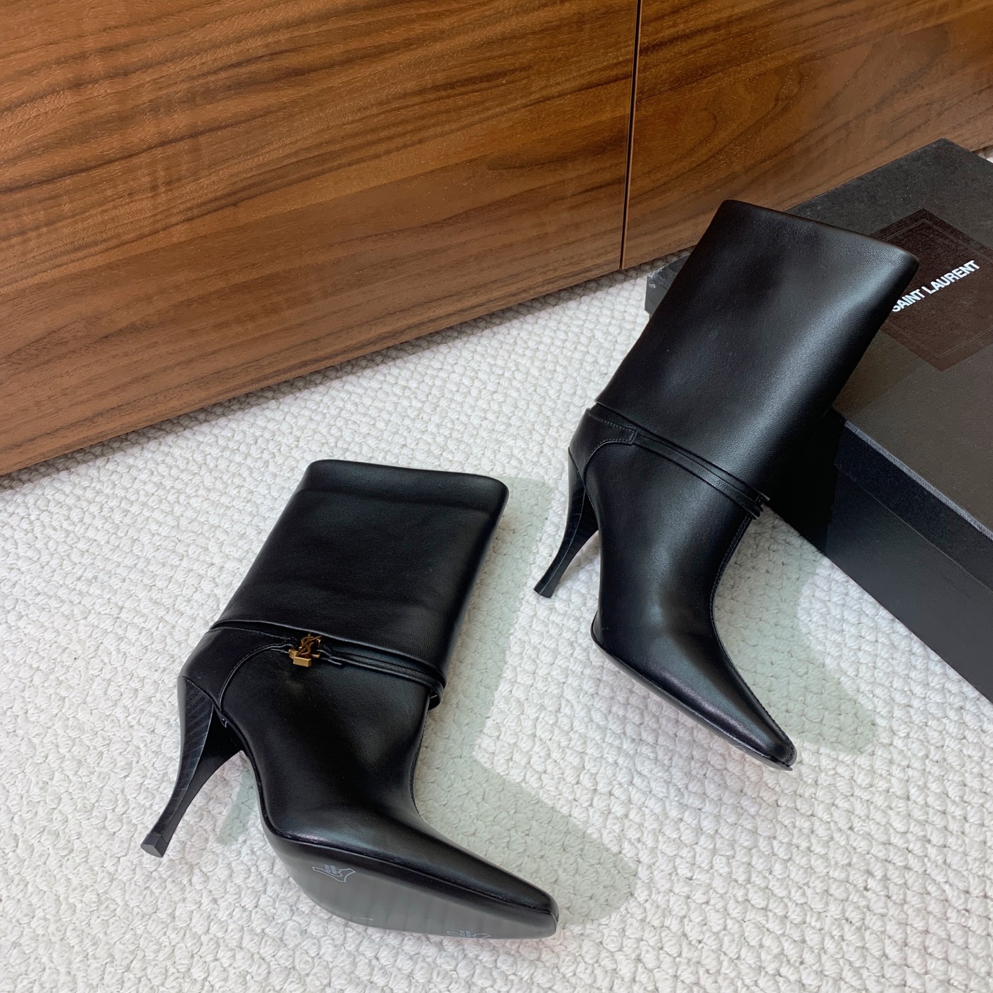 【Sain* Laure*】高跟短靴。上脚舒适，简约百搭，显腿瘦又女神范十足。材质：鞋面牛皮和羊京。羊皮