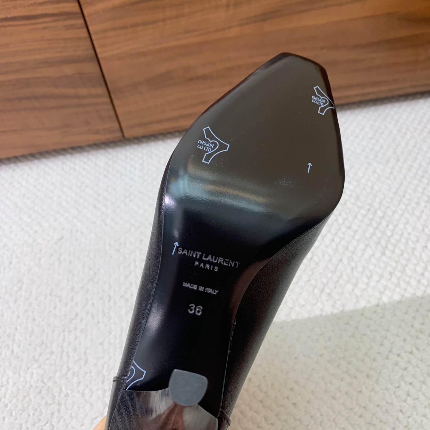 【Sain* Laure*】高跟短靴。上脚舒适，简约百搭，显腿瘦又女神范十足。材质：鞋面牛皮和羊京。羊皮