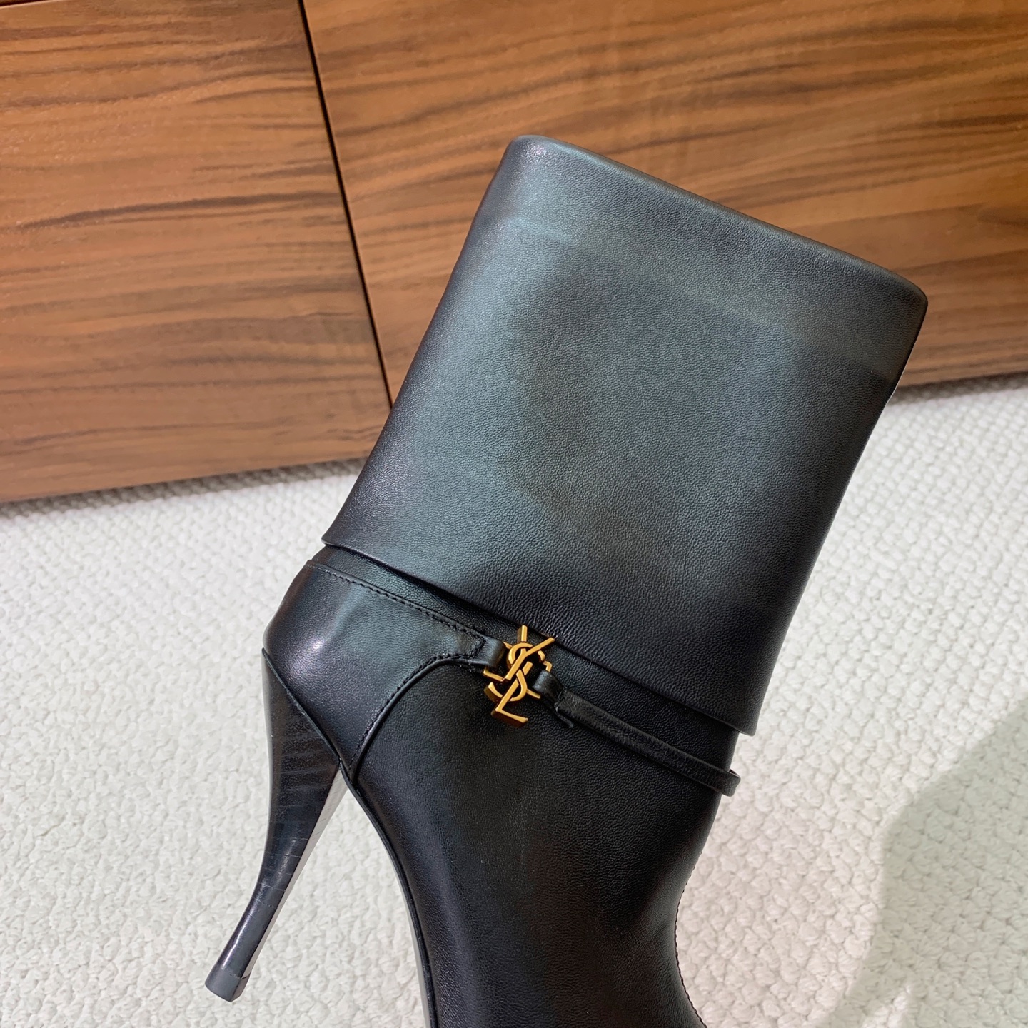 【Sain* Laure*】高跟短靴。上脚舒适，简约百搭，显腿瘦又女神范十足。材质：鞋面牛皮和羊京。羊皮