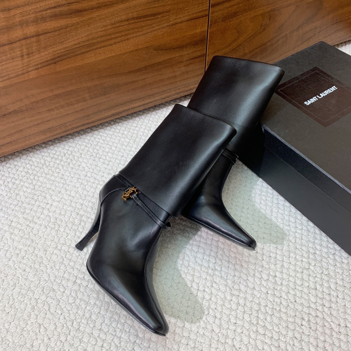 【Sain* Laure*】高跟短靴。上脚舒适，简约百搭，显腿瘦又女神范十足。材质：鞋面牛皮和羊京。羊皮