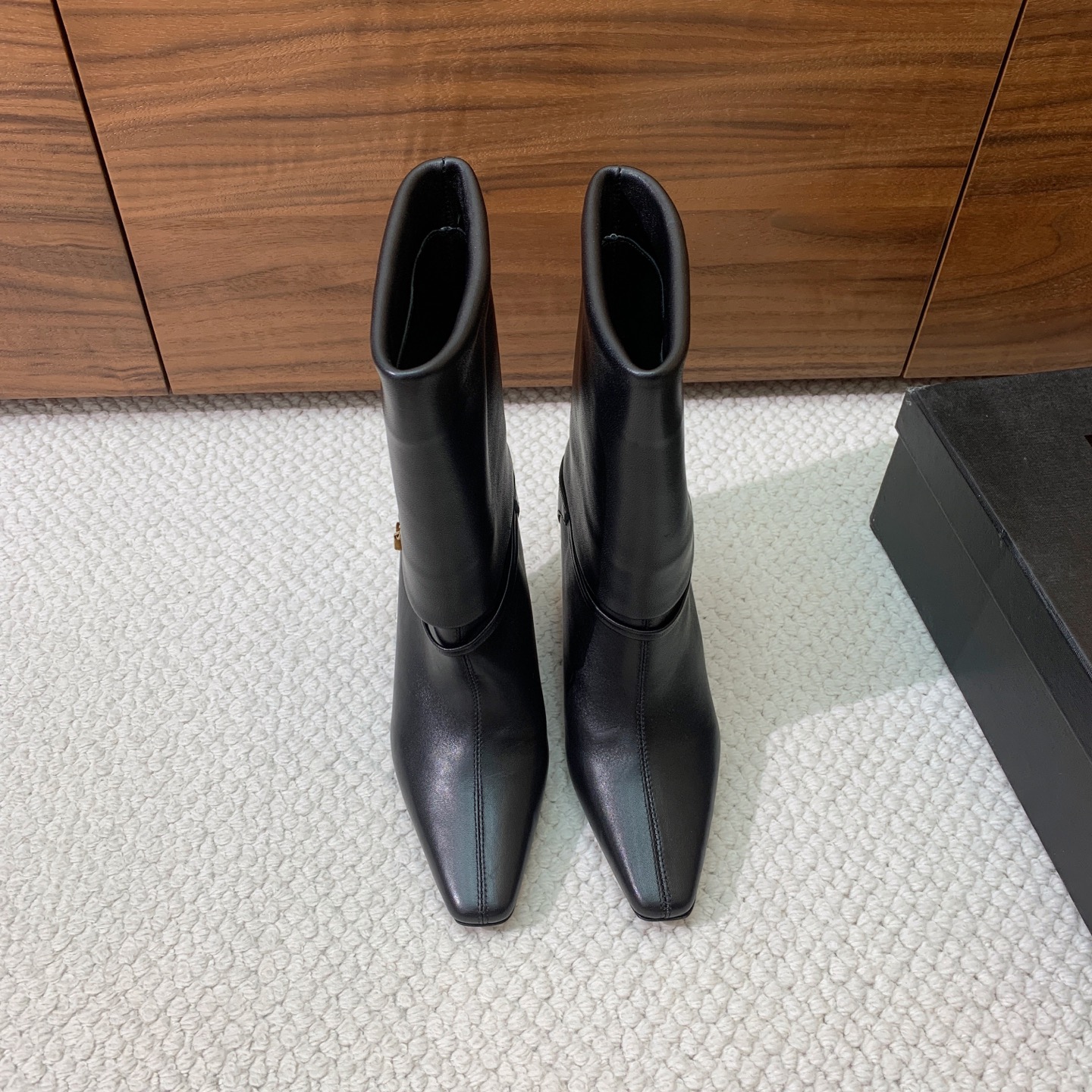 【Sain* Laure*】高跟短靴。上脚舒适，简约百搭，显腿瘦又女神范十足。材质：鞋面牛皮和羊京。羊皮