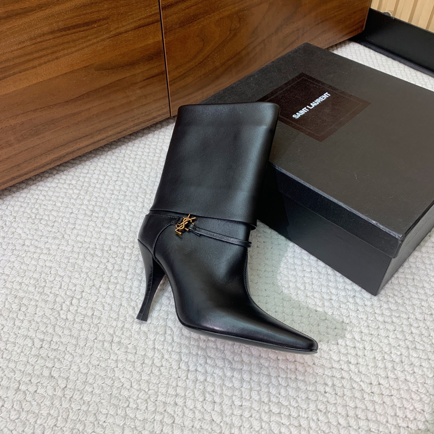 【Sain* Laure*】高跟短靴。上脚舒适，简约百搭，显腿瘦又女神范十足。材质：鞋面牛皮和羊京。羊皮