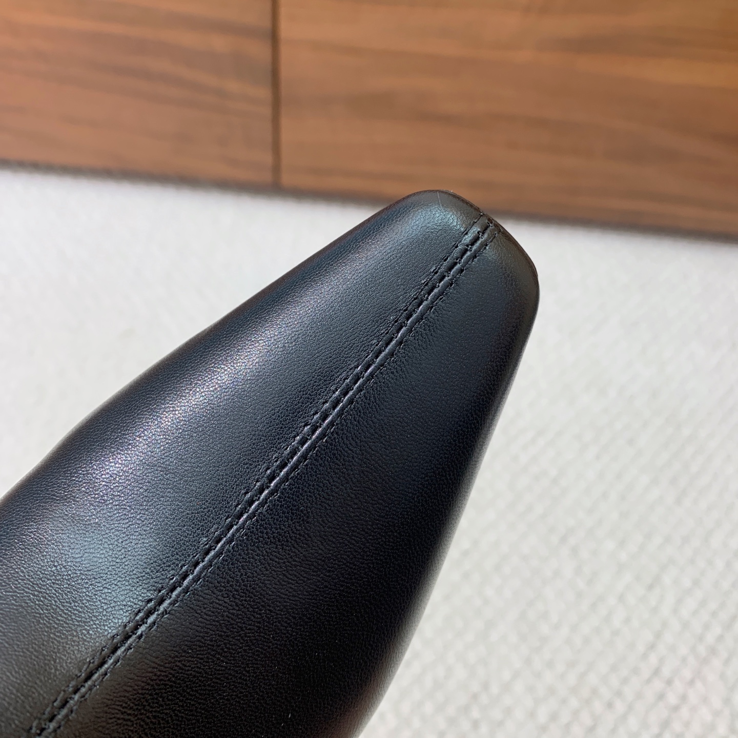 【Sain* Laure*】高跟短靴。上脚舒适，简约百搭，显腿瘦又女神范十足。材质：鞋面牛皮和羊京。羊皮