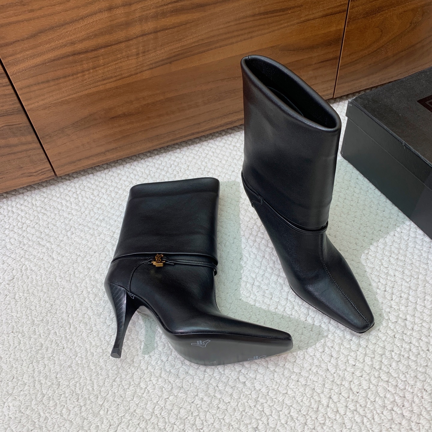 【Sain* Laure*】高跟短靴。上脚舒适，简约百搭，显腿瘦又女神范十足。材质：鞋面牛皮和羊京。羊皮