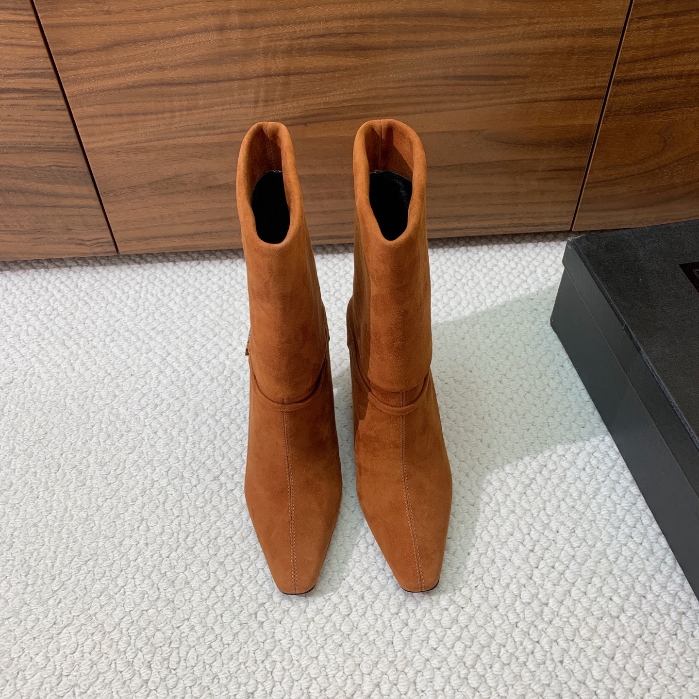 【Sain* Laure*】高跟短靴。上脚舒适，简约百搭，显腿瘦又女神范十足。材质：鞋面牛皮和羊京。羊皮