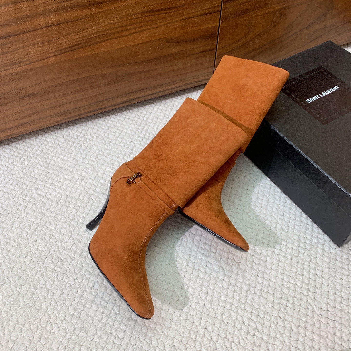 【Sain* Laure*】高跟短靴。上脚舒适，简约百搭，显腿瘦又女神范十足。材质：鞋面牛皮和羊京。羊皮