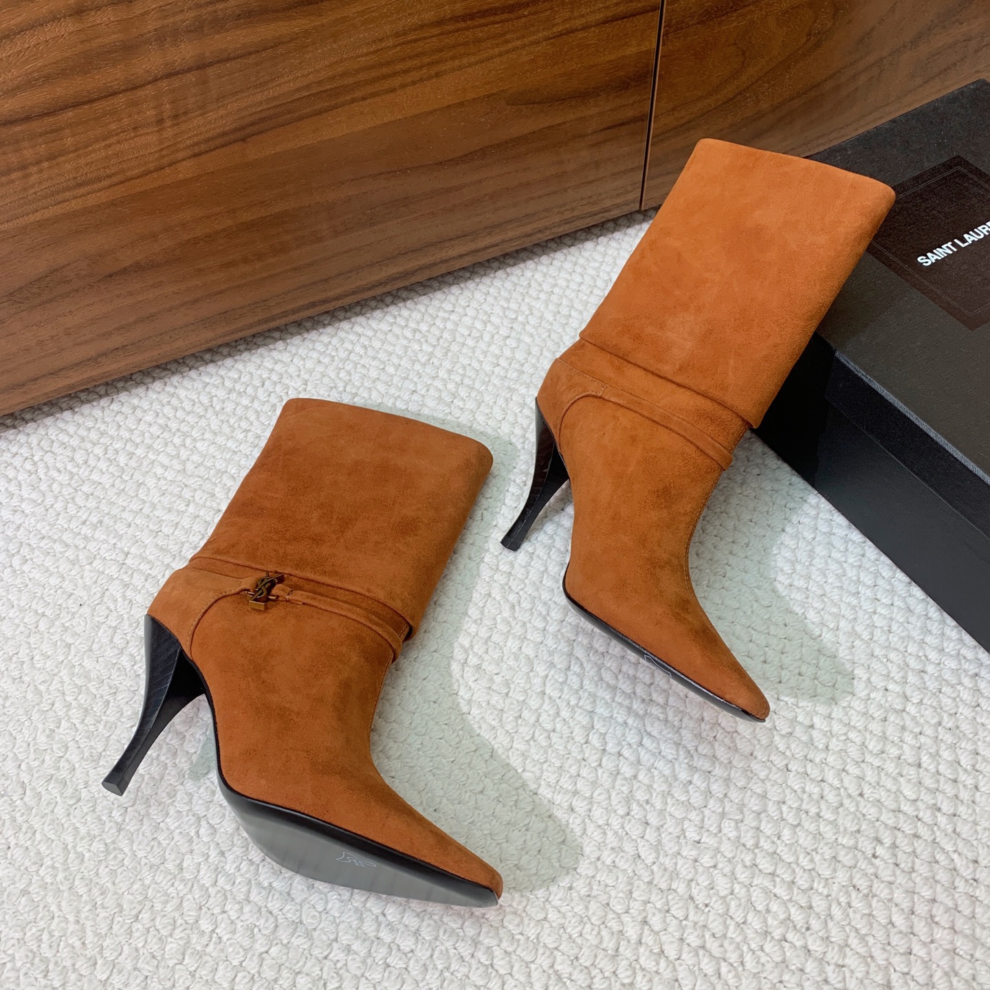 【Sain* Laure*】高跟短靴。上脚舒适，简约百搭，显腿瘦又女神范十足。材质：鞋面牛皮和羊京。羊皮