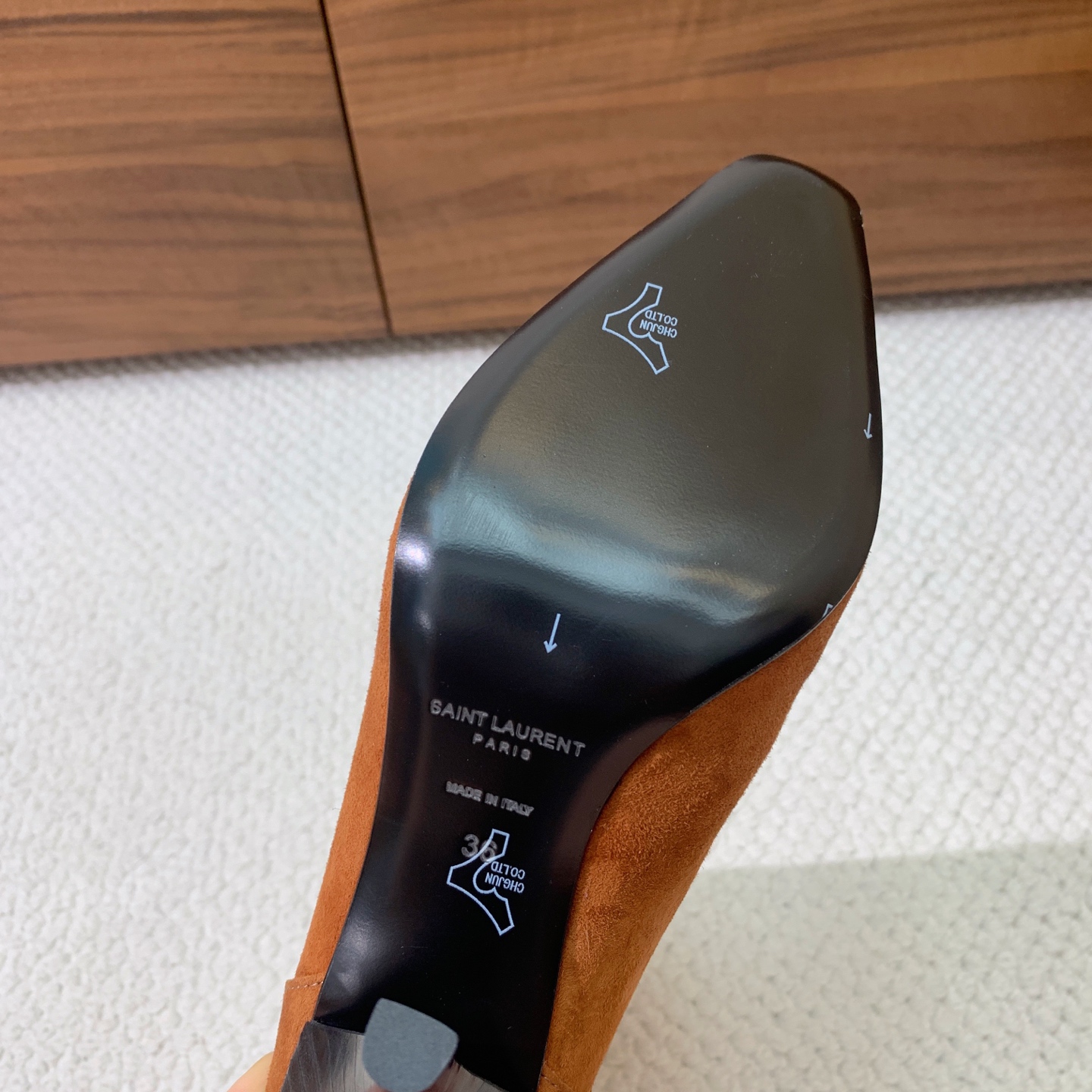 【Sain* Laure*】高跟短靴。上脚舒适，简约百搭，显腿瘦又女神范十足。材质：鞋面牛皮和羊京。羊皮