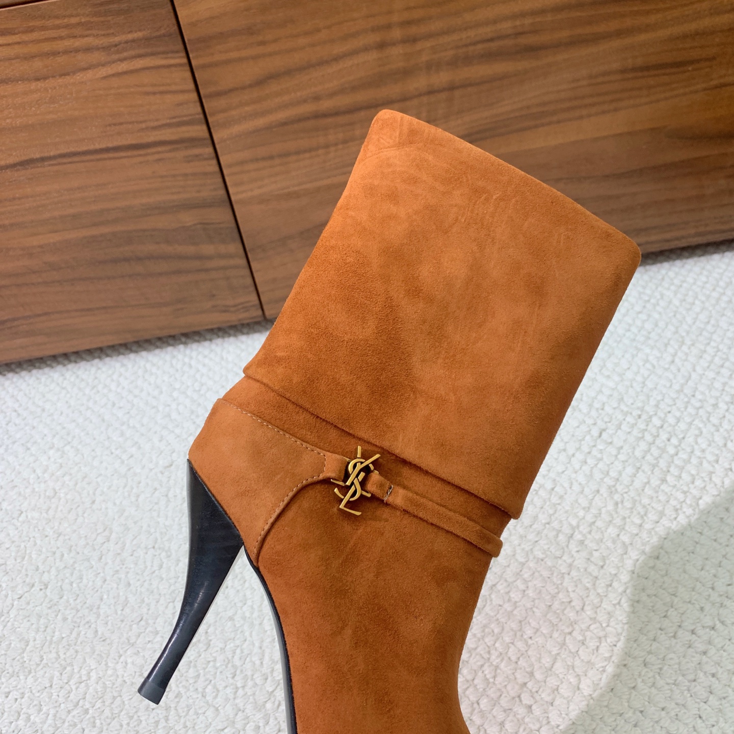 【Sain* Laure*】高跟短靴。上脚舒适，简约百搭，显腿瘦又女神范十足。材质：鞋面牛皮和羊京。羊皮