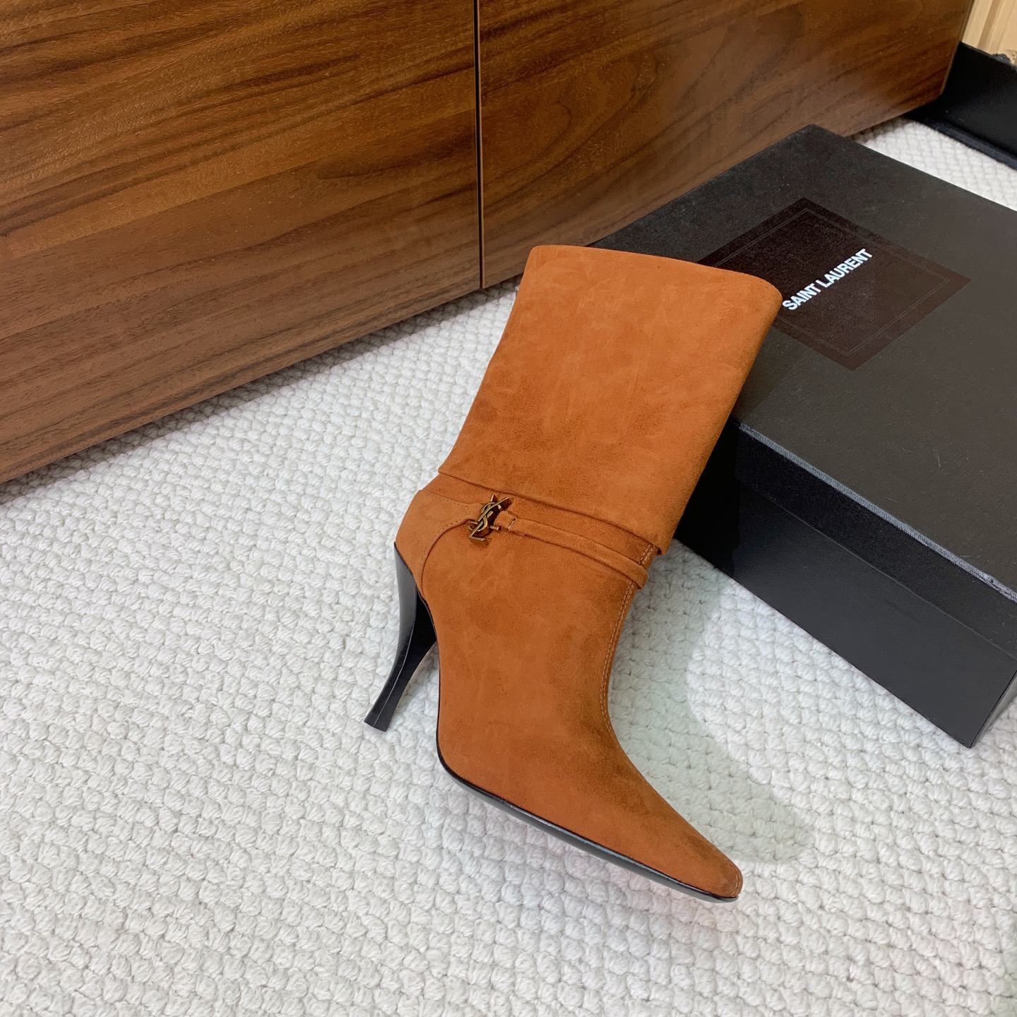 【Sain* Laure*】高跟短靴。上脚舒适，简约百搭，显腿瘦又女神范十足。材质：鞋面牛皮和羊京。羊皮