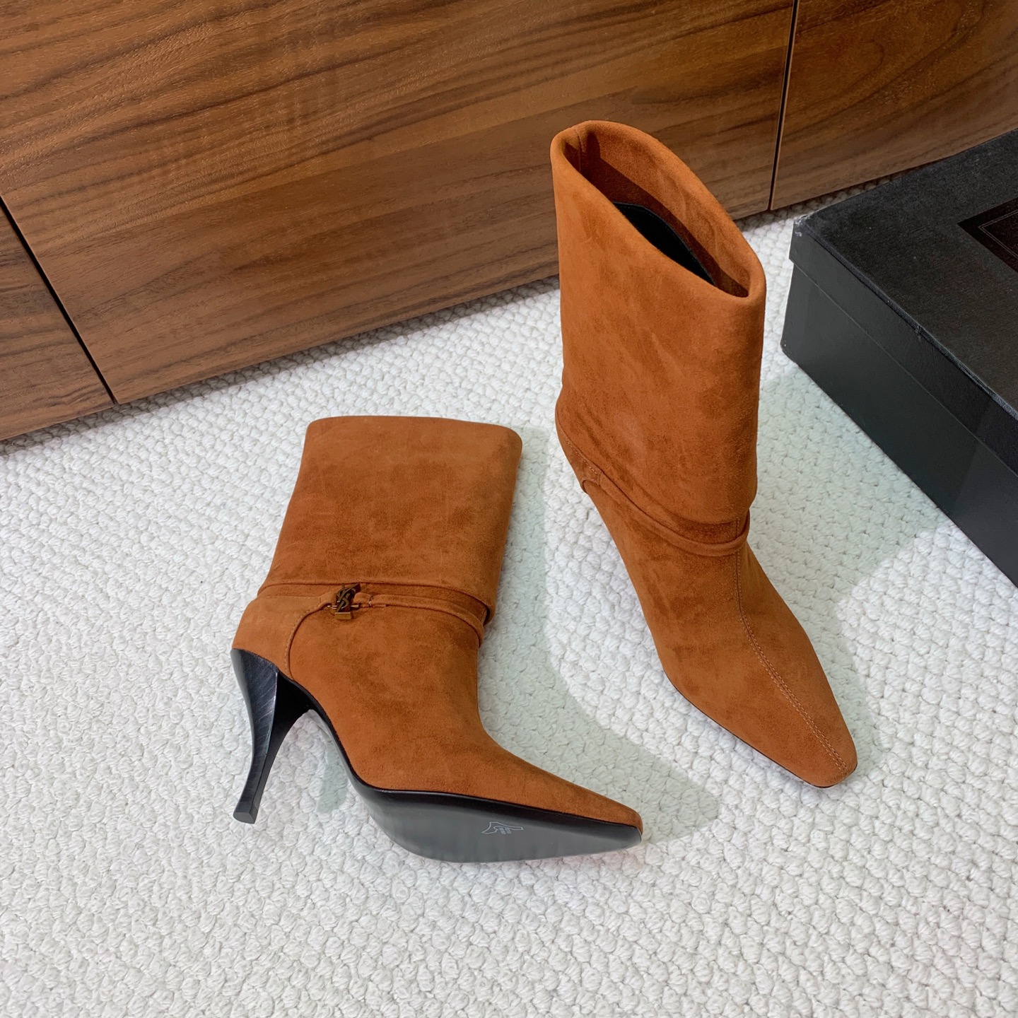 【Sain* Laure*】高跟短靴。上脚舒适，简约百搭，显腿瘦又女神范十足。材质：鞋面牛皮和羊京。羊皮